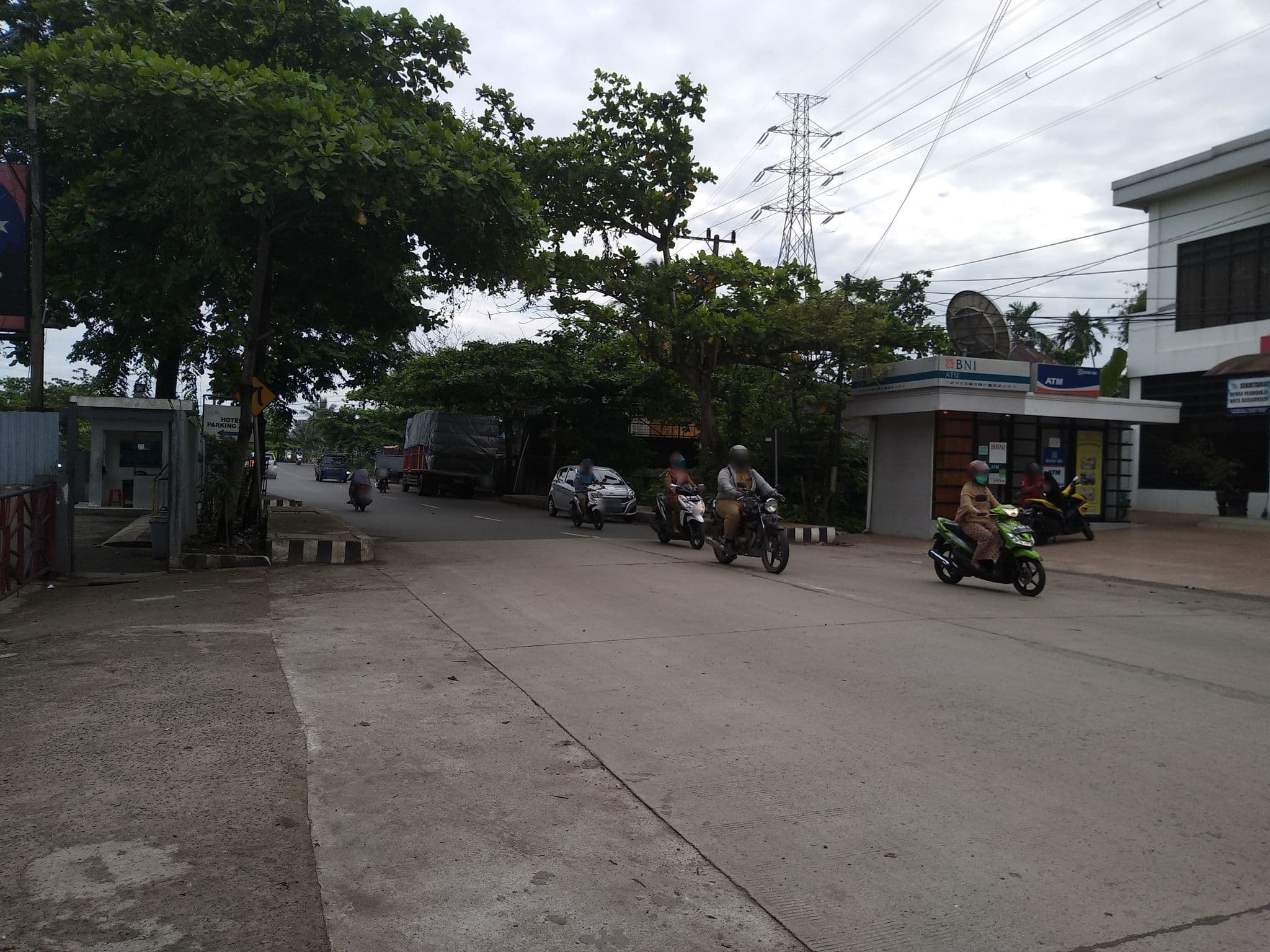 Street view near Queen City Hotel, Banjarmasin — © daryr (CC BY-SA · Mapillary)