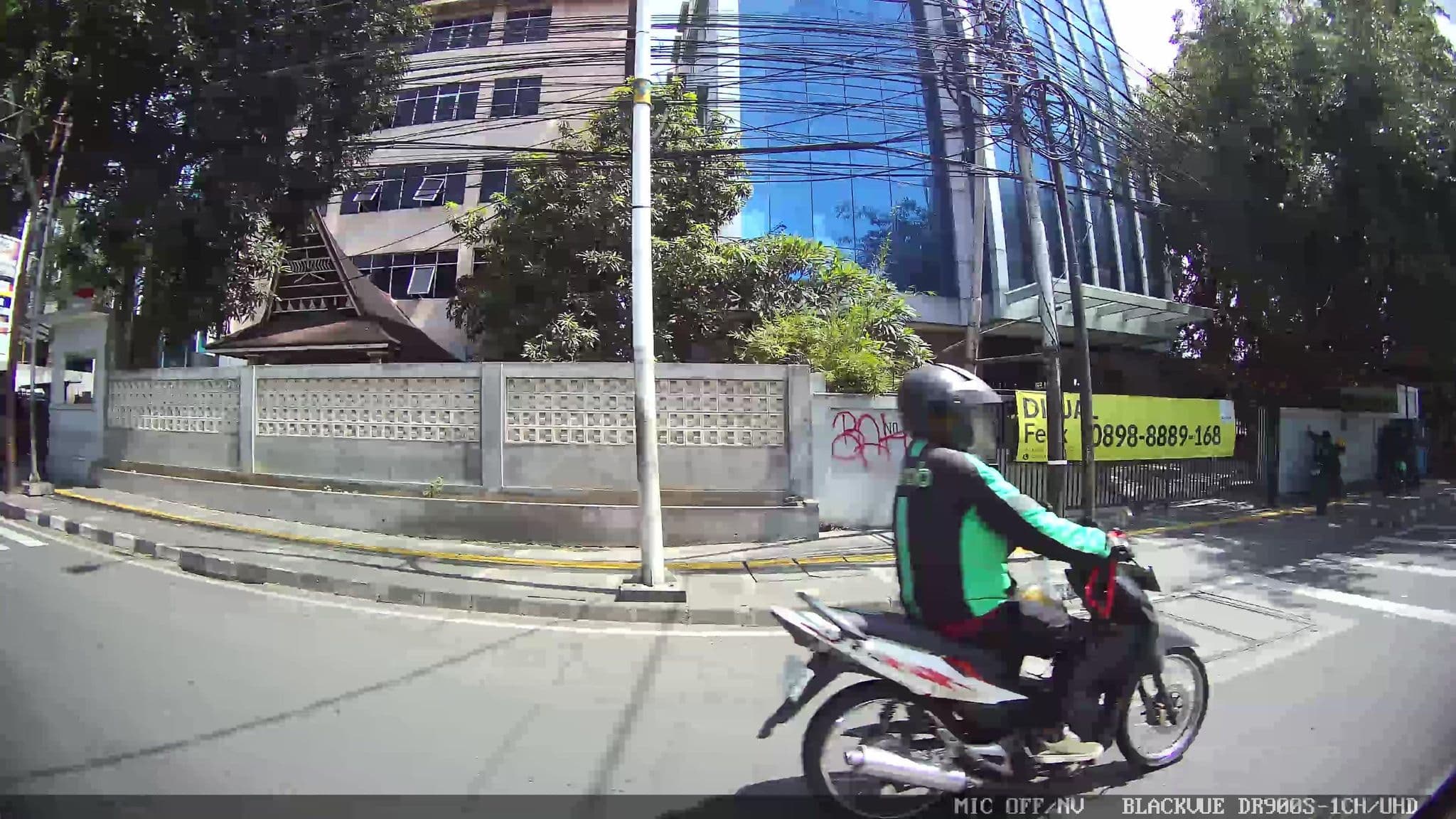 Street view near Hotel Raden, Jakarta — © Kaart---RIGHT (CC BY-SA · Mapillary)