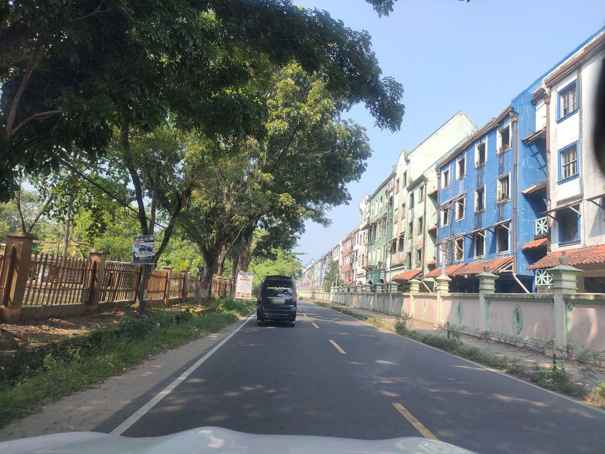 Street view near Kondominium Pantai Carita Selatan, Labuan — © Kaart_Local (CC BY-SA · Mapillary)