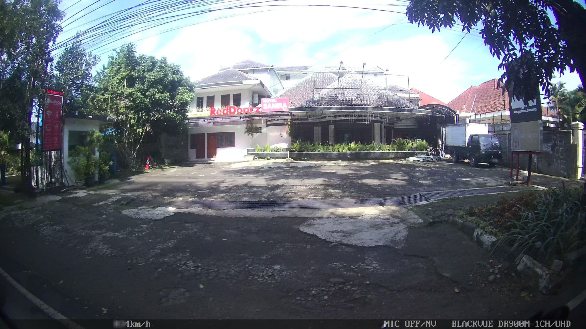 Street view near Hotel Sanira, Bandung — © kaart_2 (CC BY-SA · Mapillary)