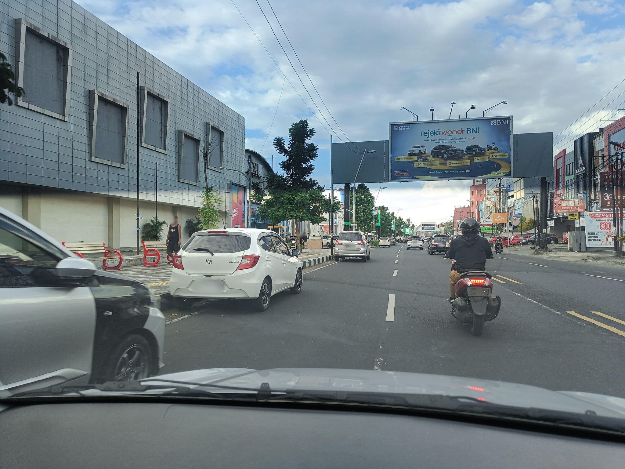 Street view near Orens inn, Manado