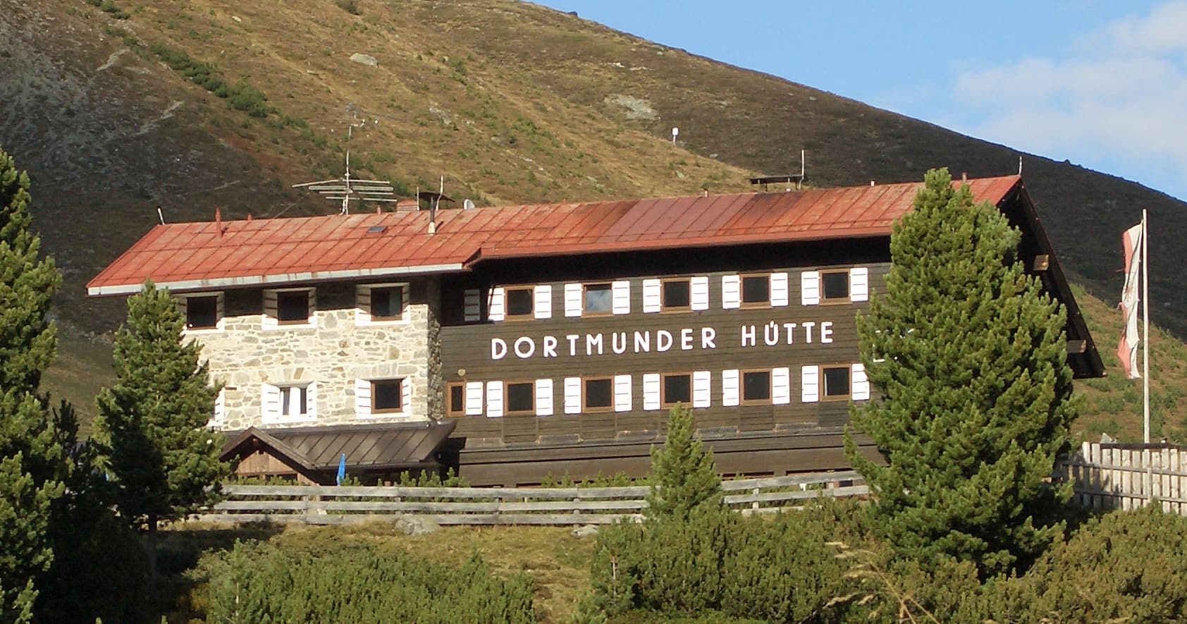 Dortmunder Hütte (via Wikimedia Commons, CC BY-SA 3.0)
