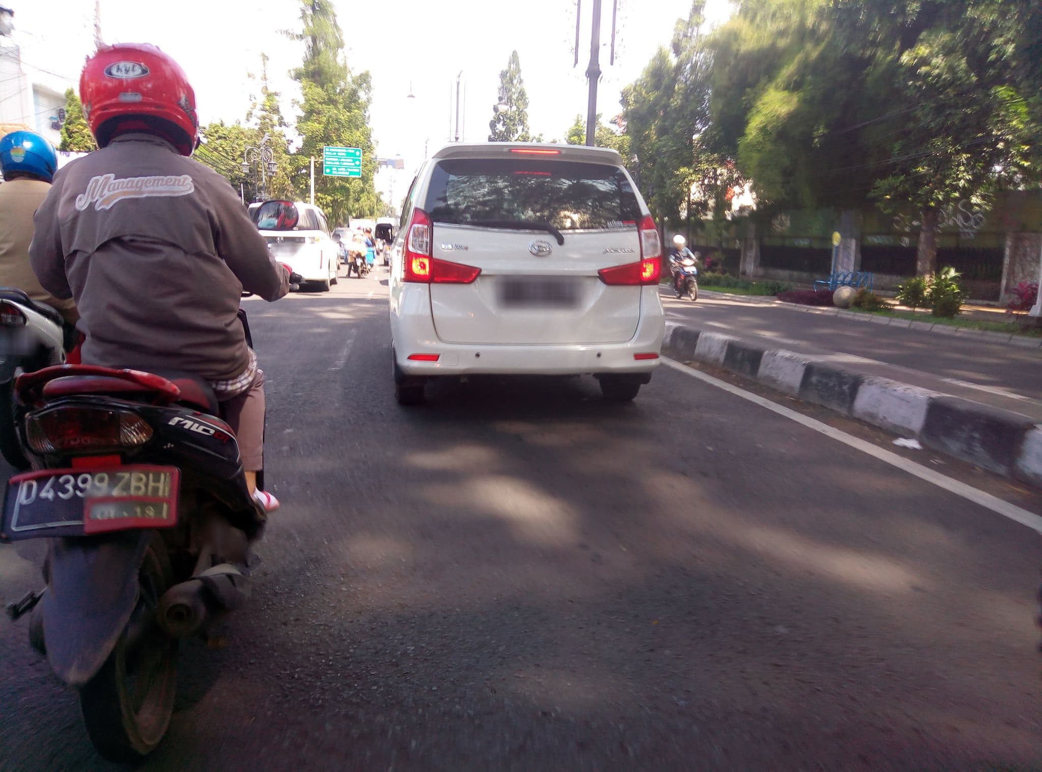 Street view near The Palais Dago, Bandung — © fedrian_syah (CC BY-SA · Mapillary)
