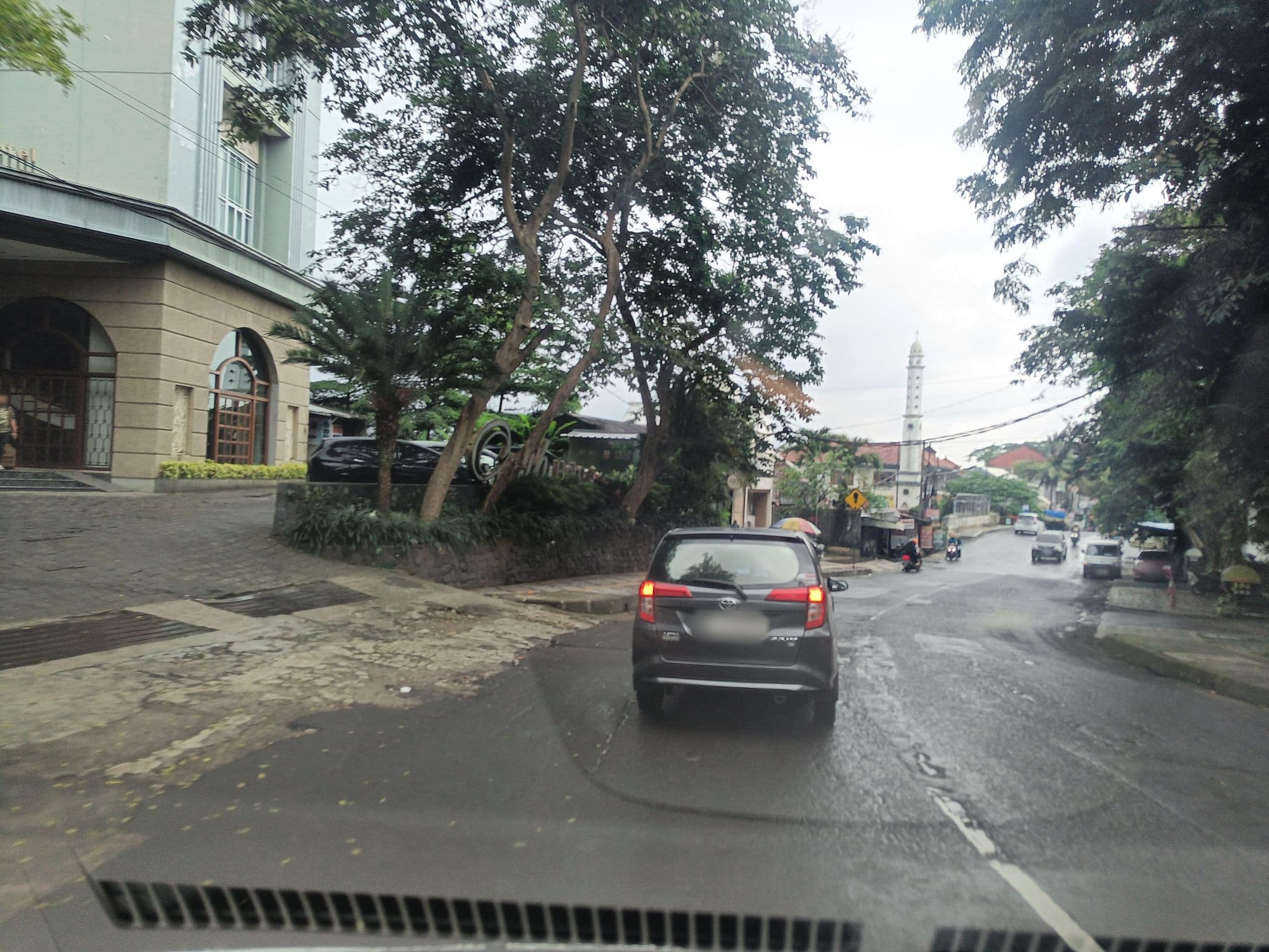 Street view near Hotel Onih, Bogor — © hen0ch (CC BY-SA · Mapillary)