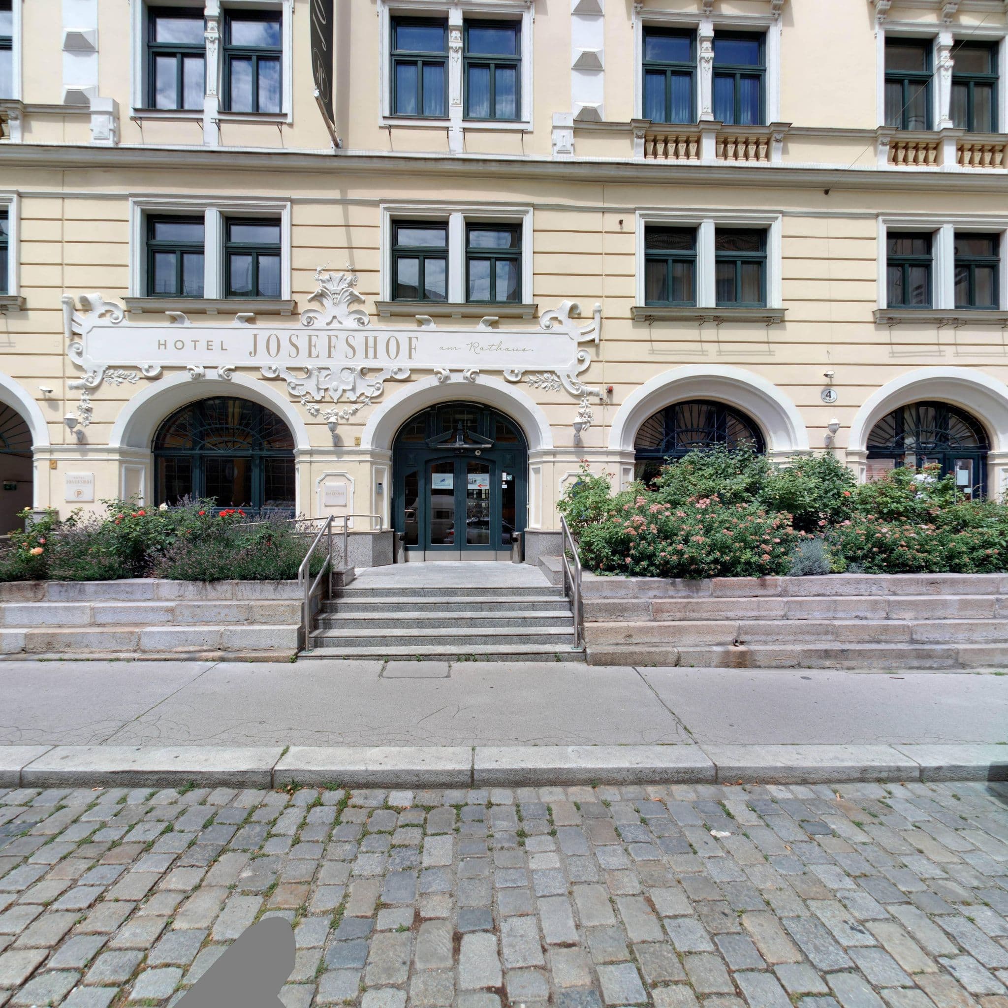 Street view near Hotel Mercure Josefshof Wien Am Rathaus, Josefstadt — © eliasgander (CC BY-SA · Mapillary)
