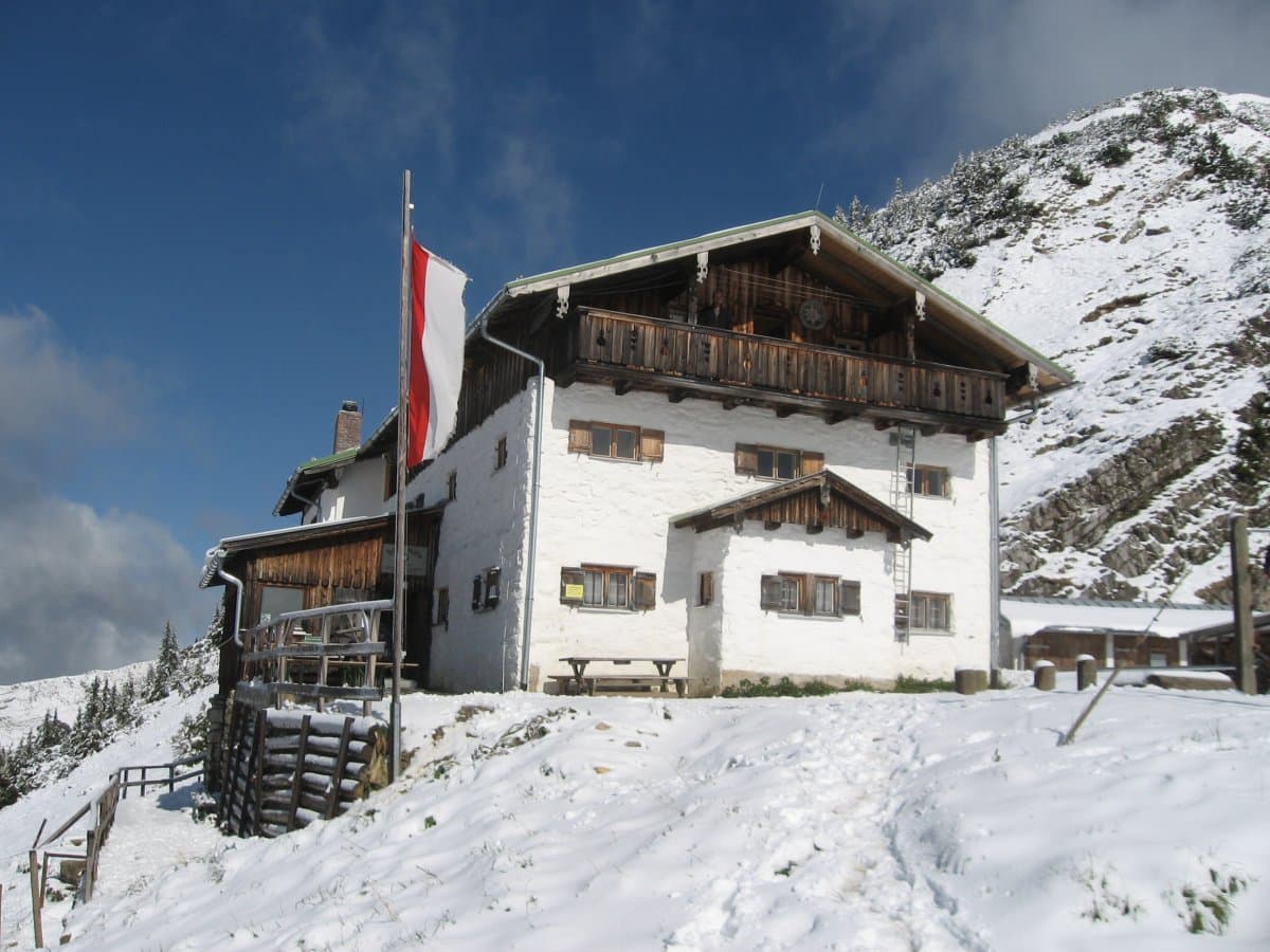 Tölzer Hütte (via Wikimedia Commons, CC BY-SA 3.0)