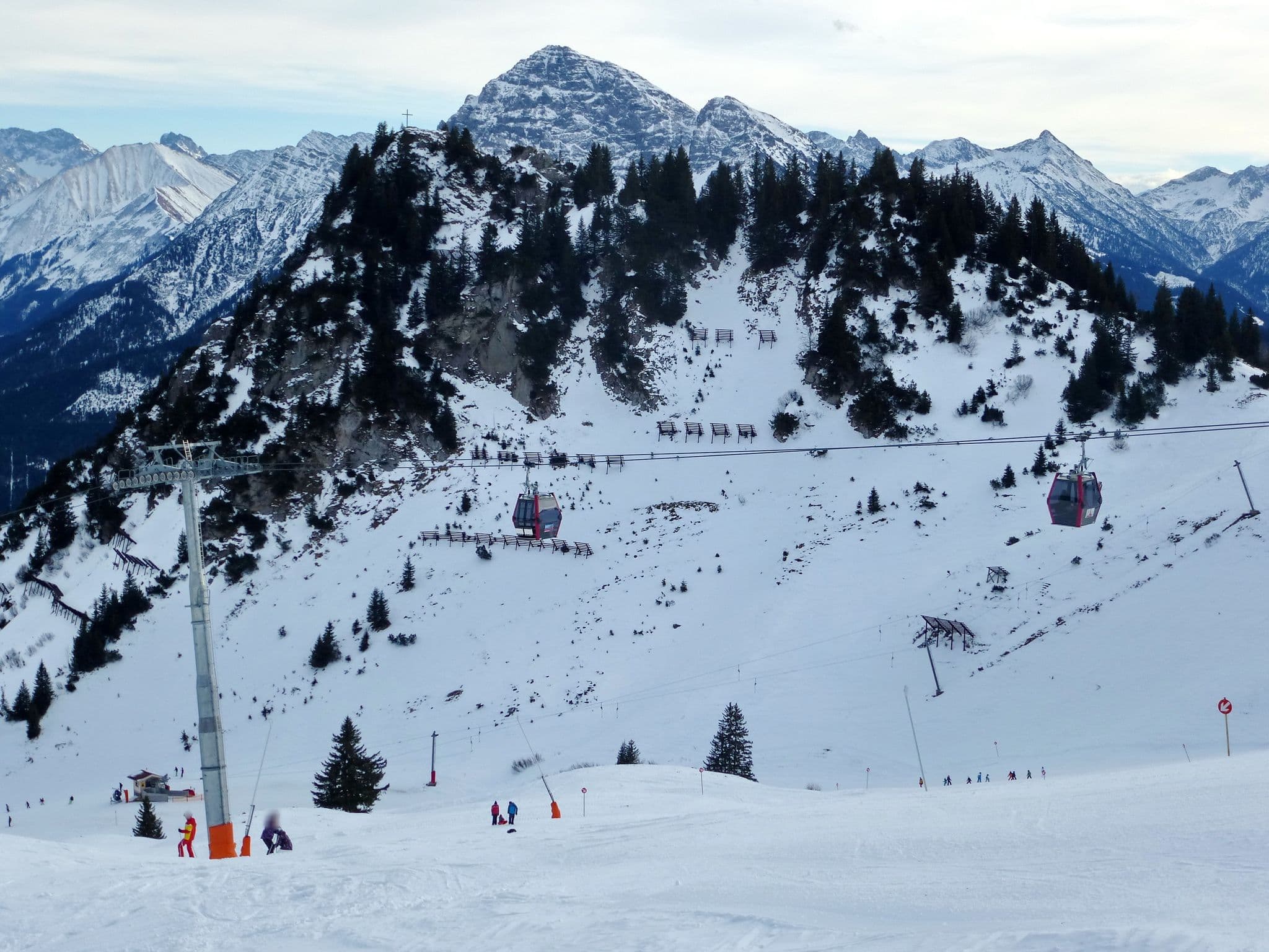 Street view near Bergrestaurant Hahnenkamm, Höfen — © akovt (CC BY-SA · Mapillary)