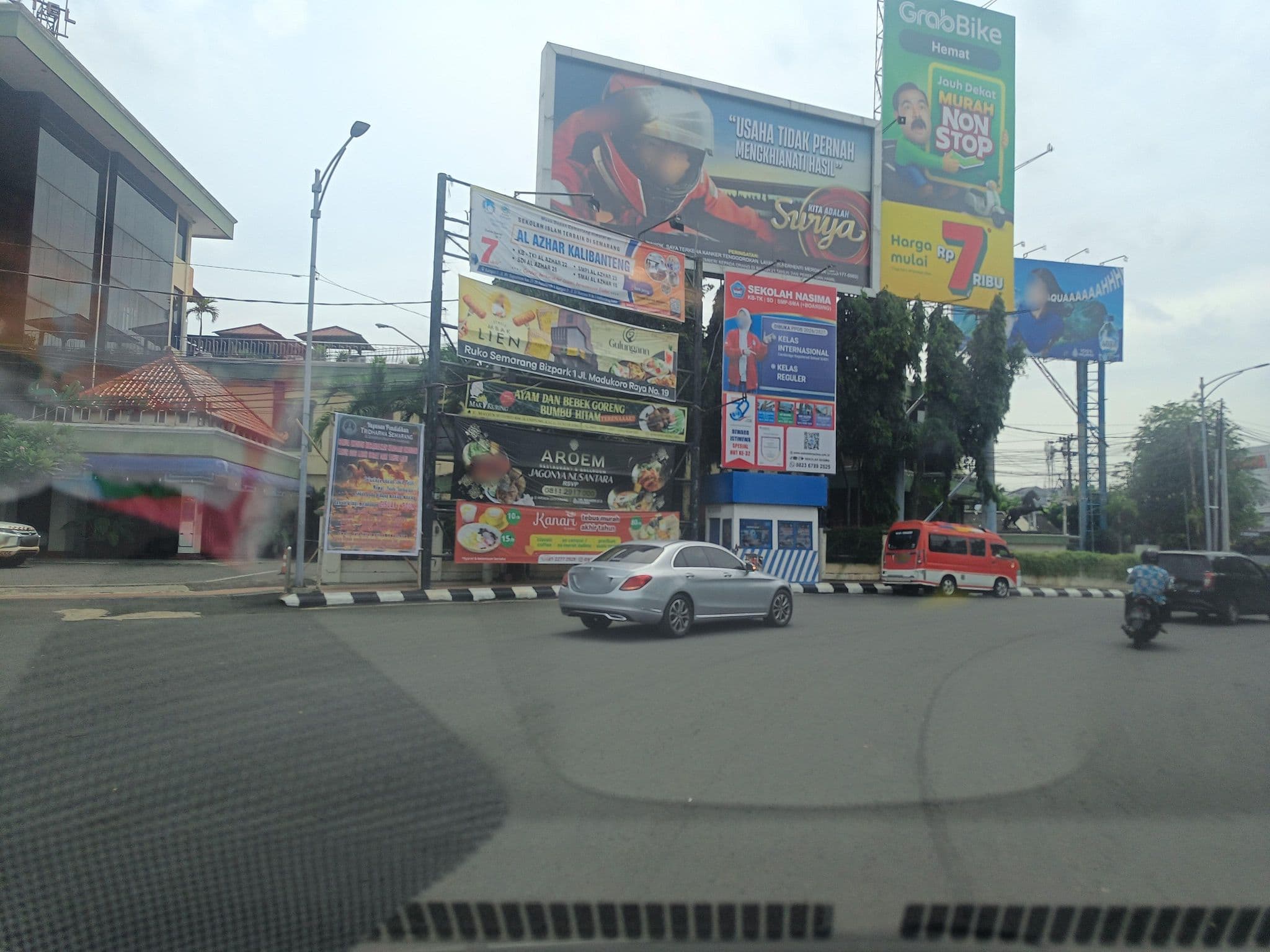 Street view near Siliwangi Hotel, Semarang