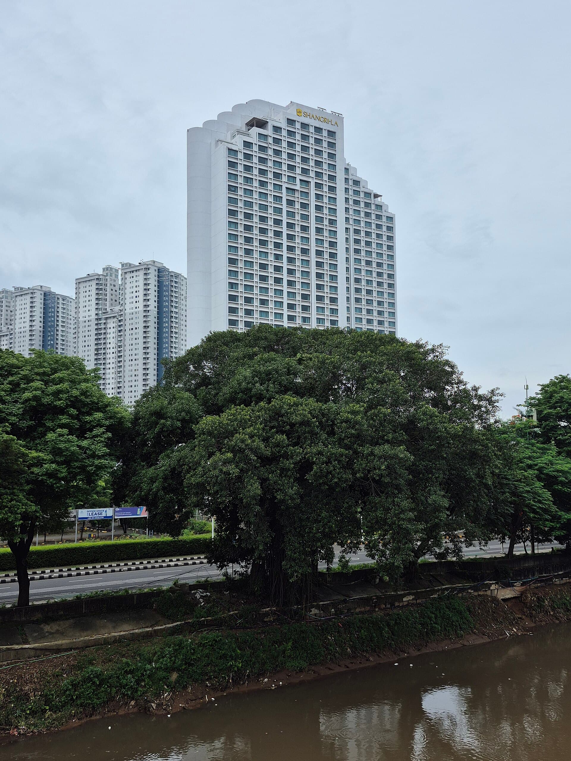 Shangri-La Hotel (via Wikimedia Commons, CC BY-SA 4.0)