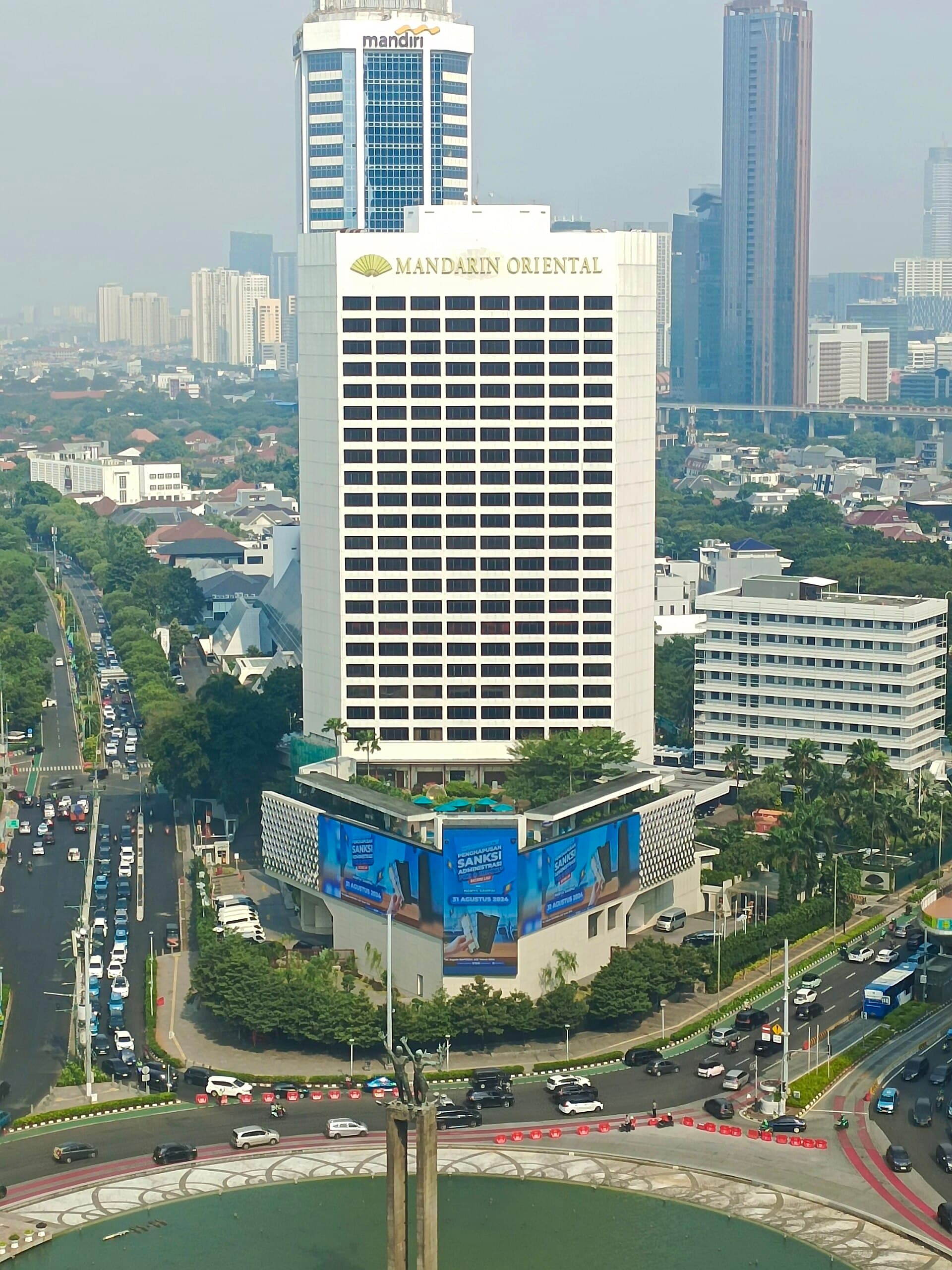 Mandarin Oriental (via Wikimedia Commons, CC BY-SA 4.0)