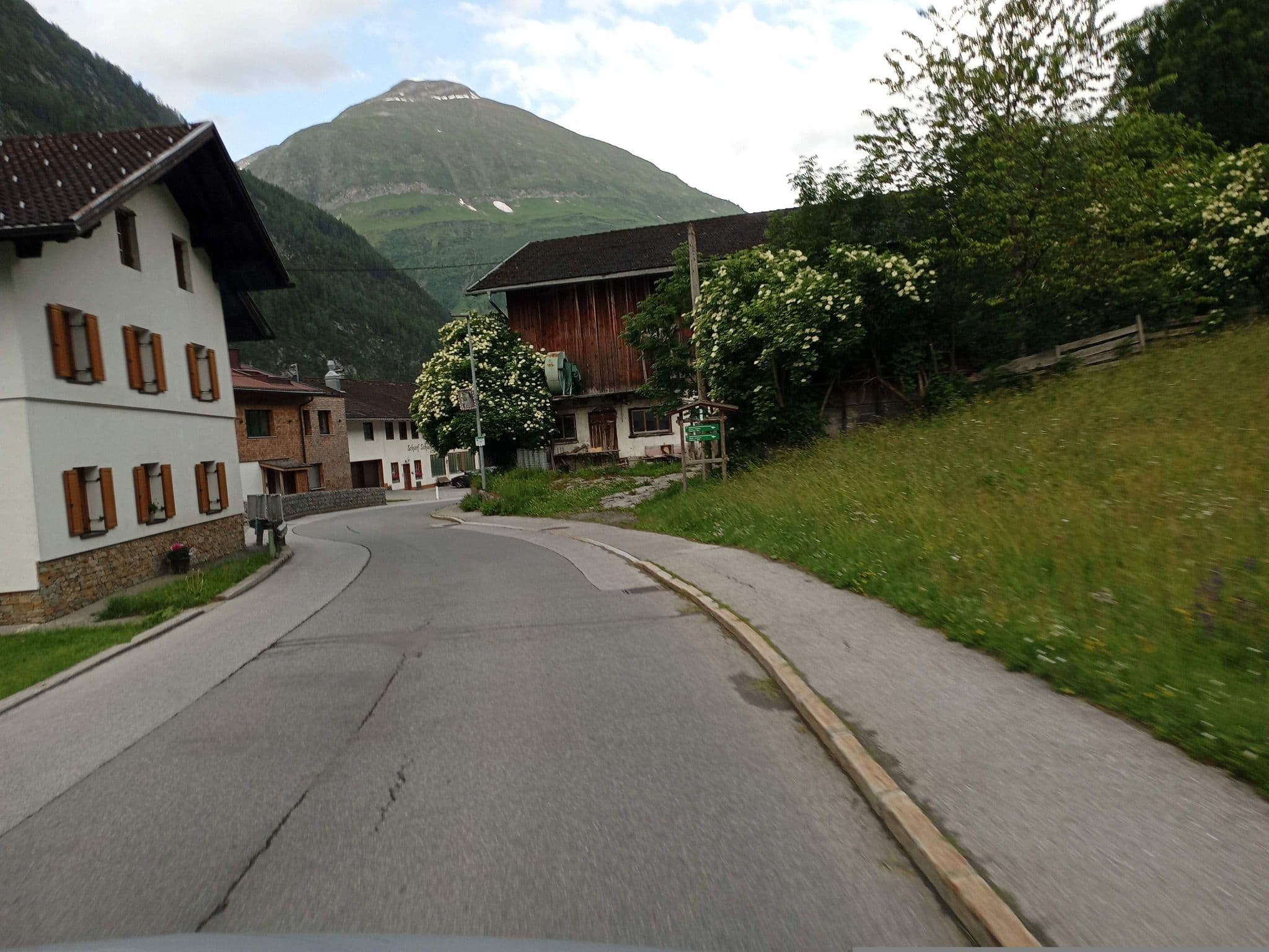 Street view near Alexandra, Pettneu