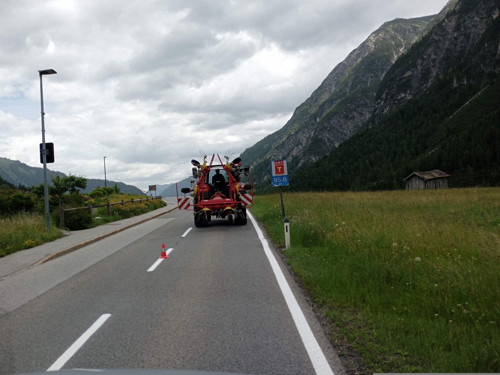 Street view near Schlosserhof, Pettneu — © atze02 (CC BY-SA · Mapillary)