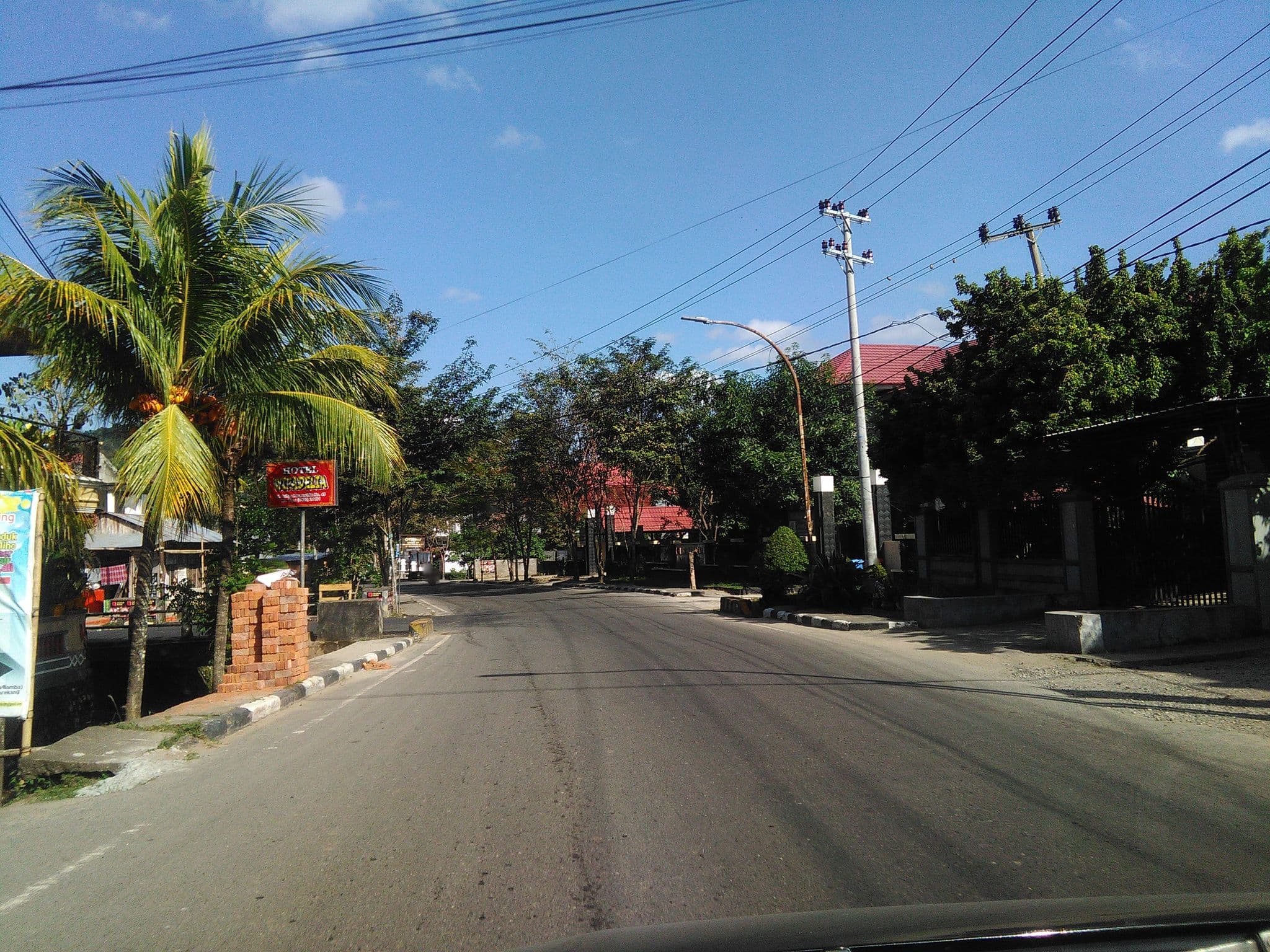 Street view near Hotel Wifadelia, Polewali — © hanifarafah (CC BY-SA · Mapillary)