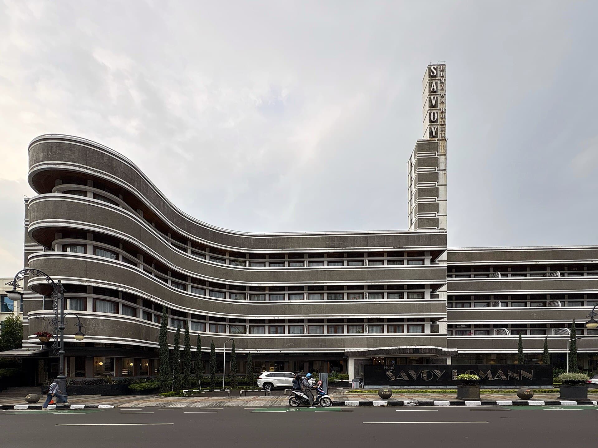 Hotel Bidakara Savoy Homann (via Wikimedia Commons, CC BY 4.0)