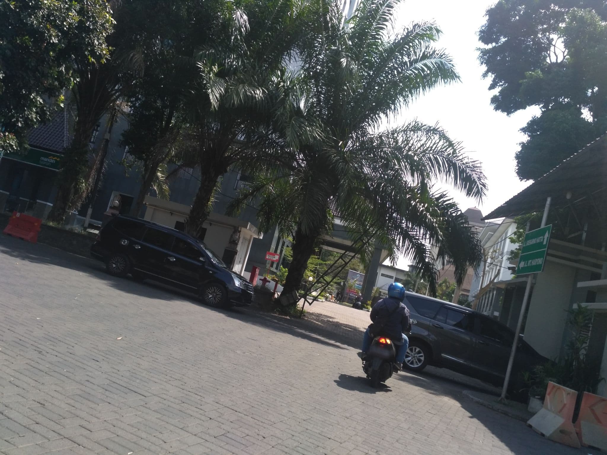 Street view near Guesthouse UB, Malang