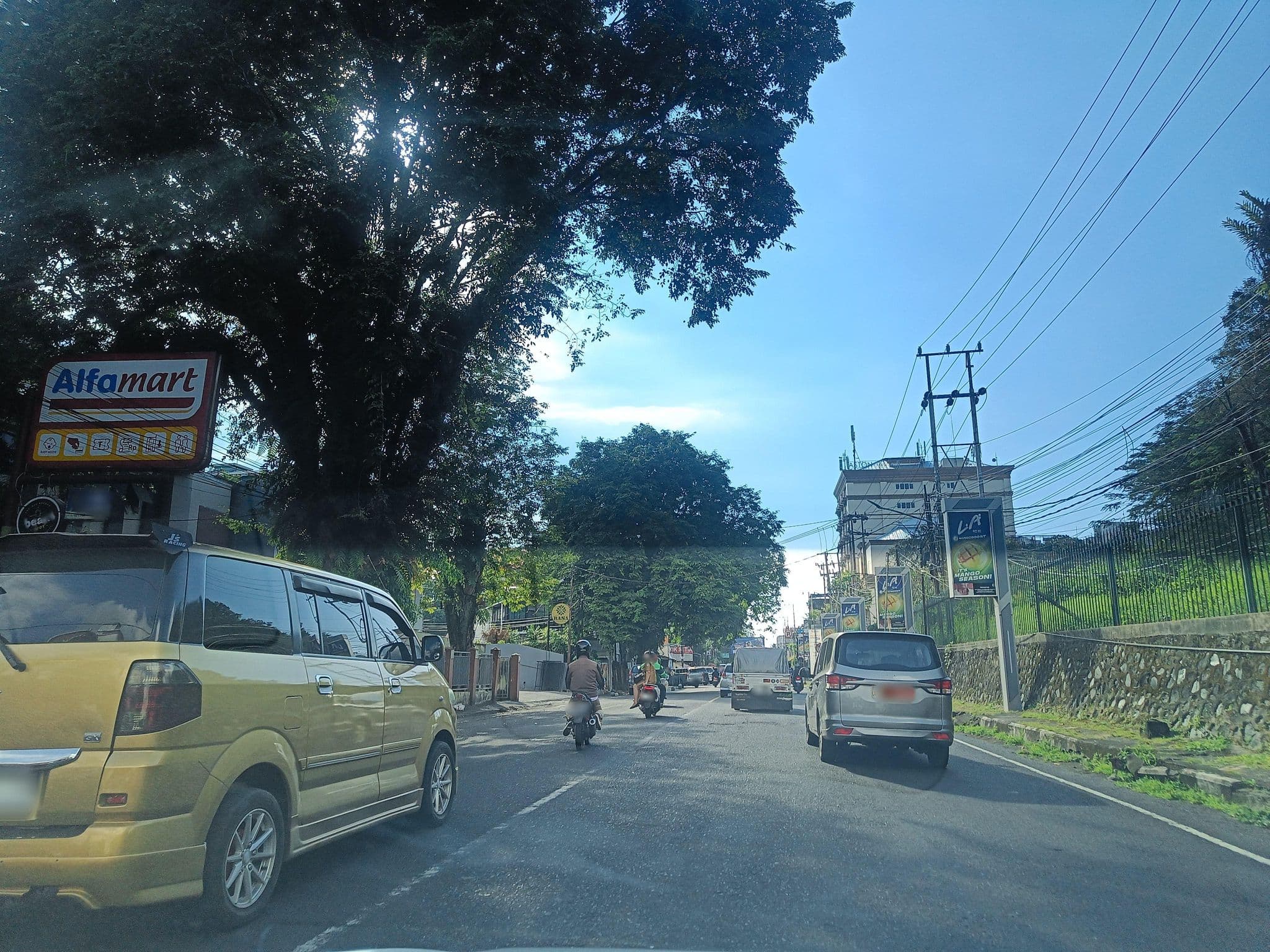 Street view near Hotel Kawanua Pinaesaan, Manado
