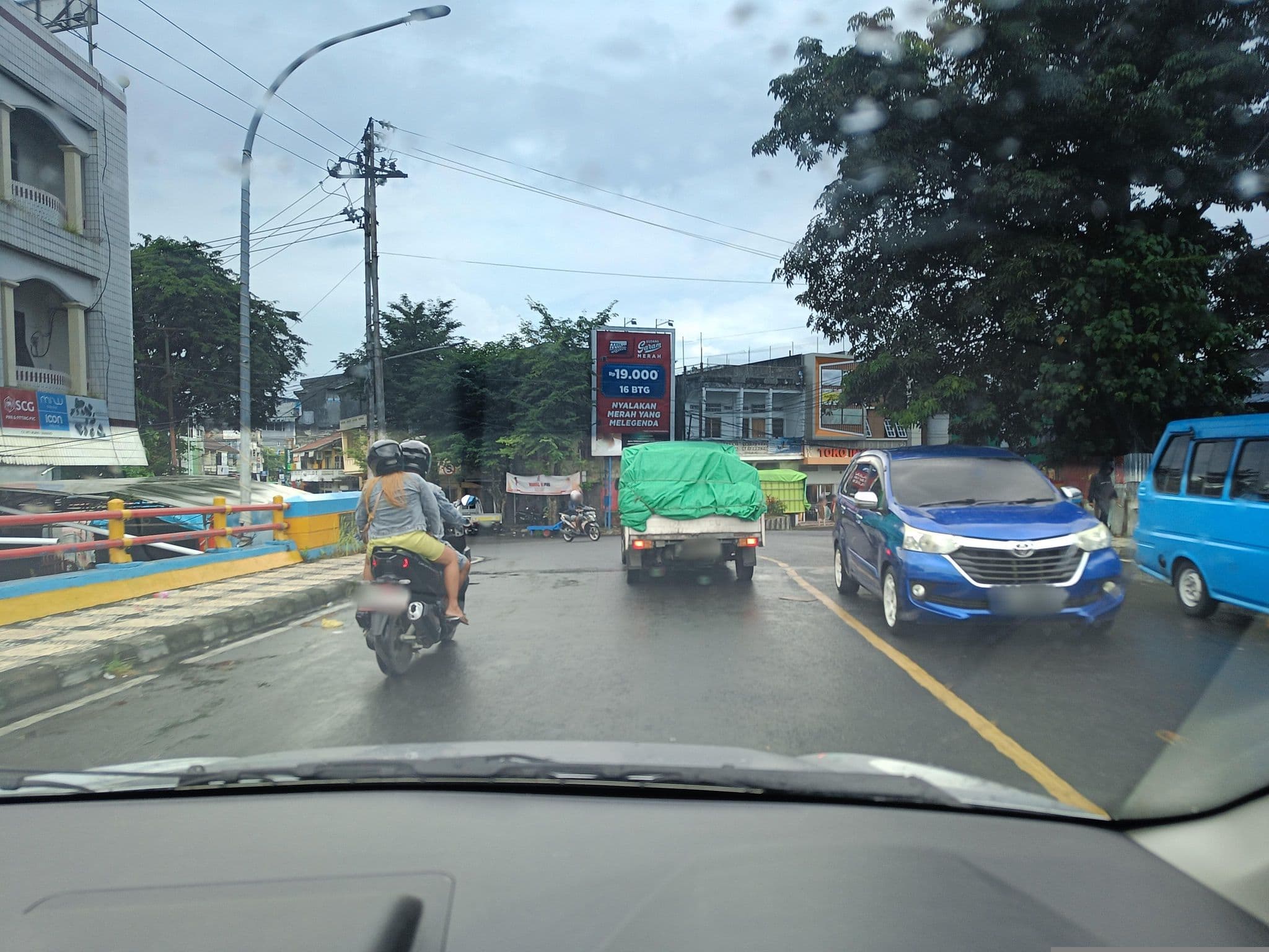 Street view near Riverside, Manado