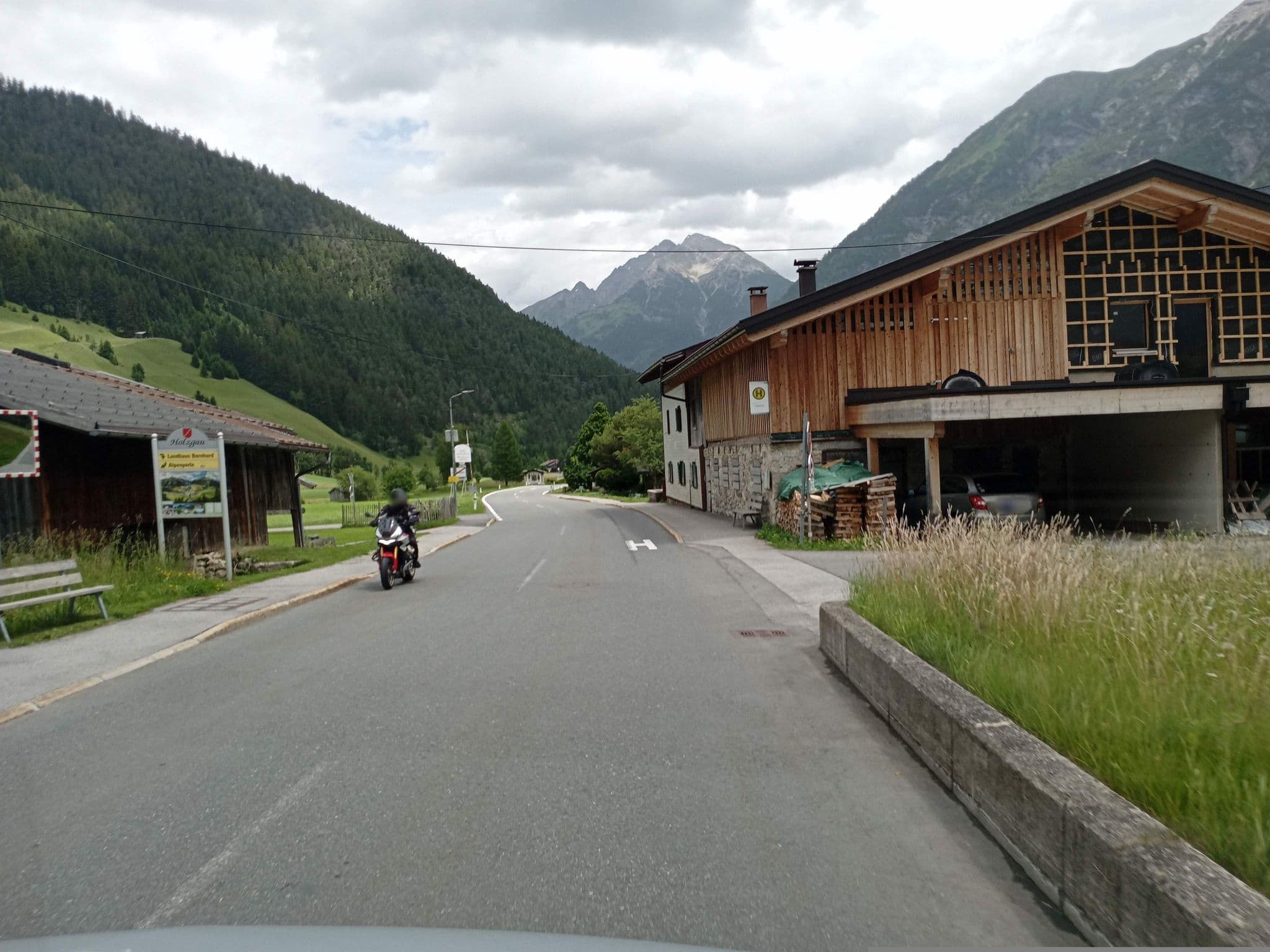 Street view near Weissenbach, Pettneu
