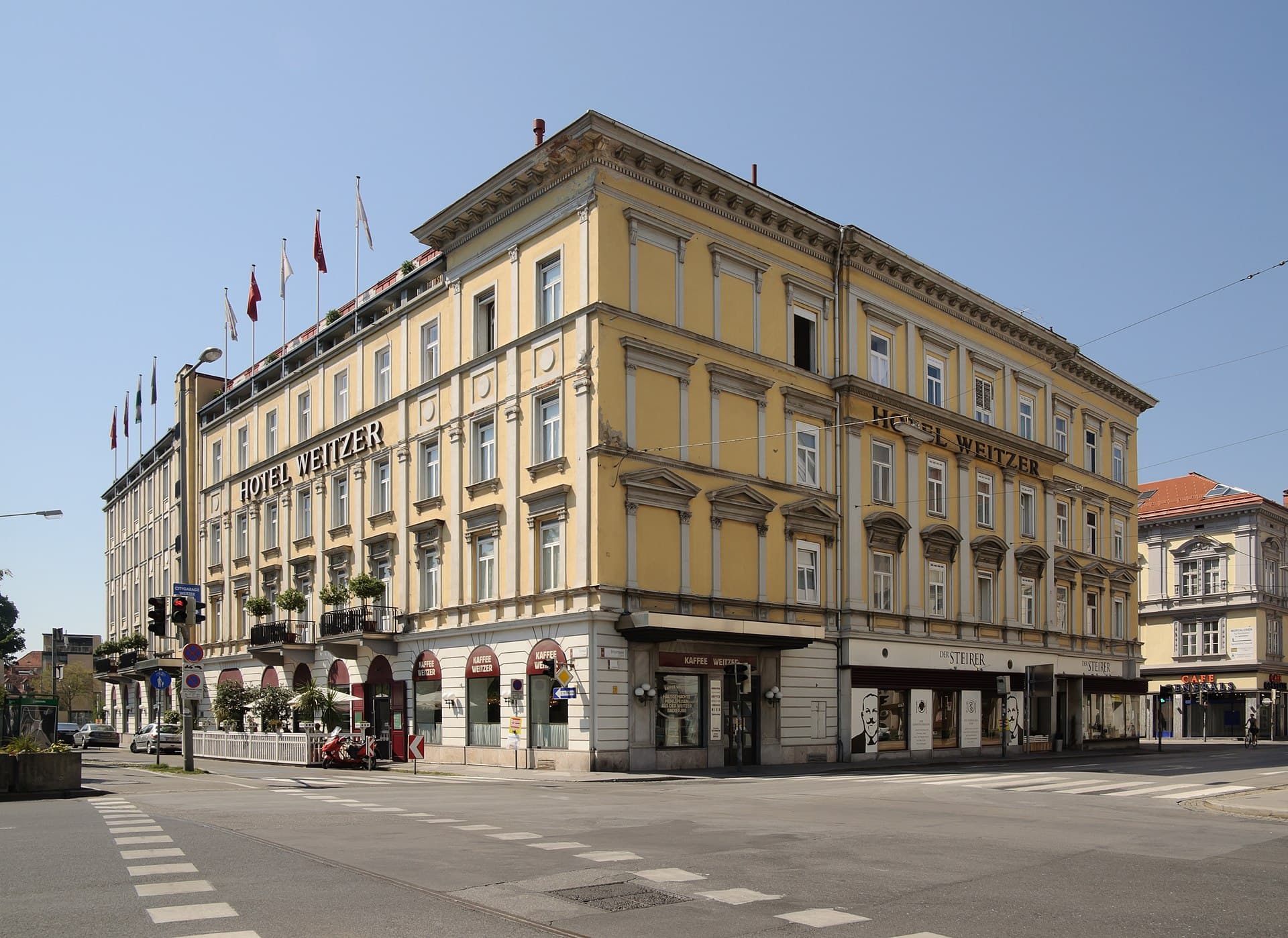 Hotel Weitzer (via Wikimedia Commons, CC BY-SA 3.0)