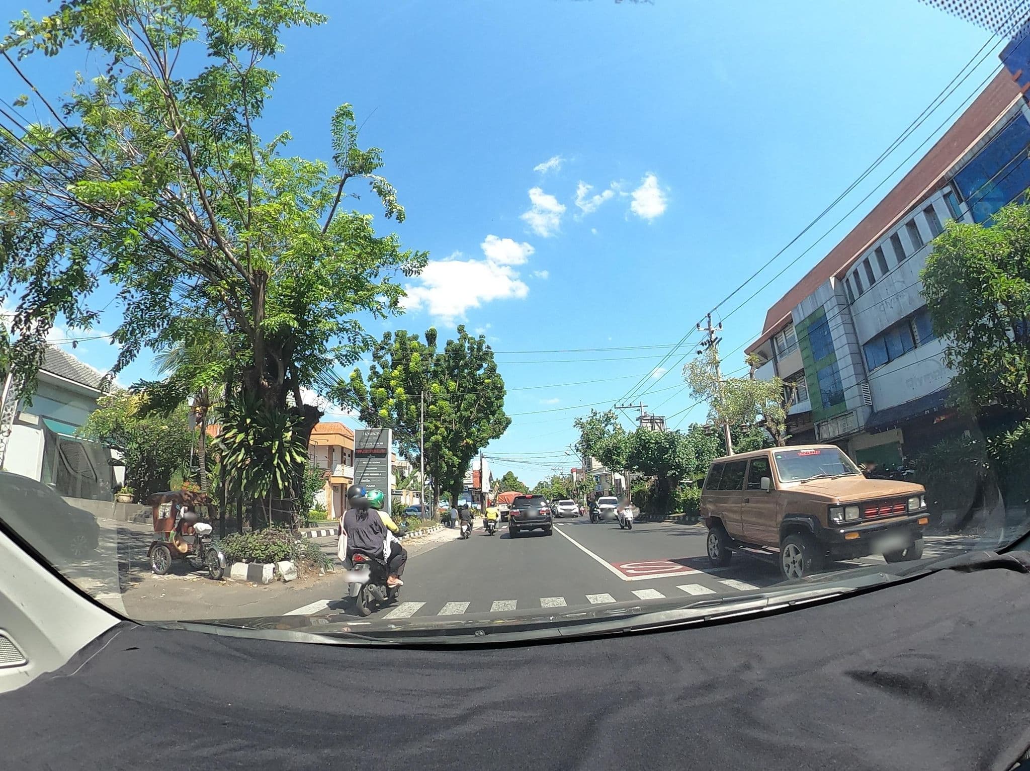 Street view near Aziza Hotel By Horison Solo, Surakarta — © Kaart_Local (CC BY-SA · Mapillary)
