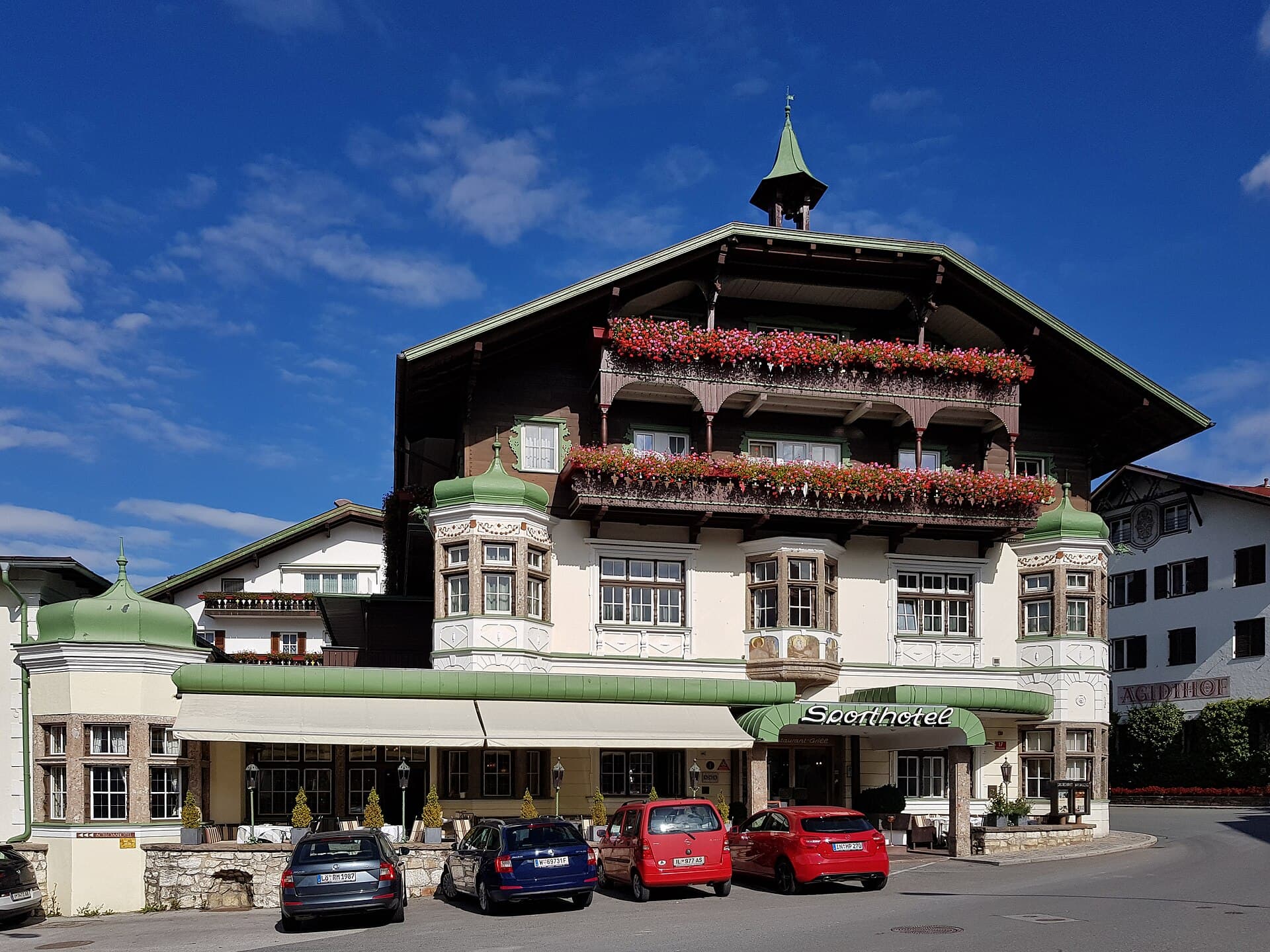 Sporthotel Igls (via Wikimedia Commons, CC BY-SA 4.0)