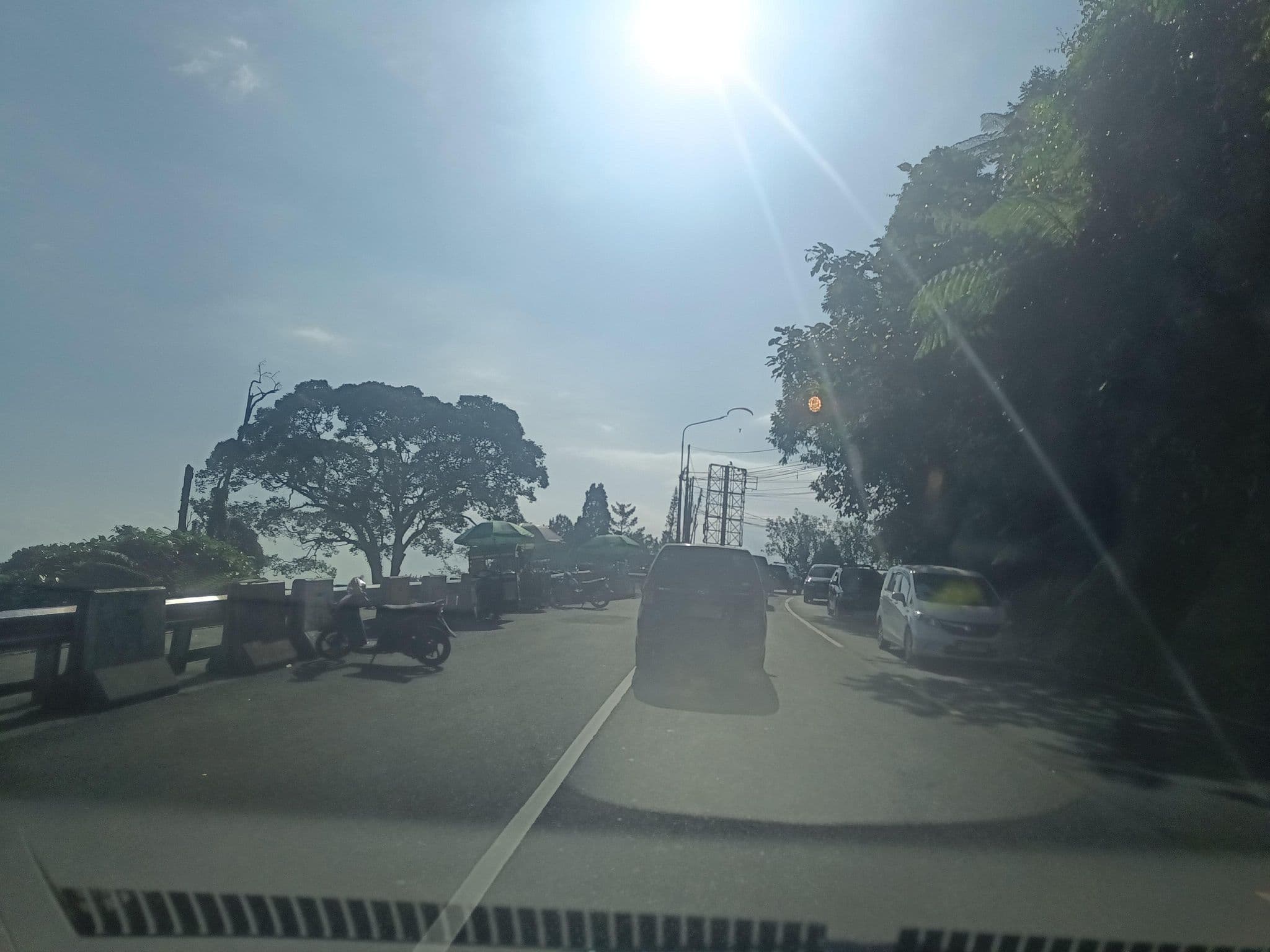 Street view near Villa Puncak Sukarno, Caringin — © hen0ch (CC BY-SA · Mapillary)