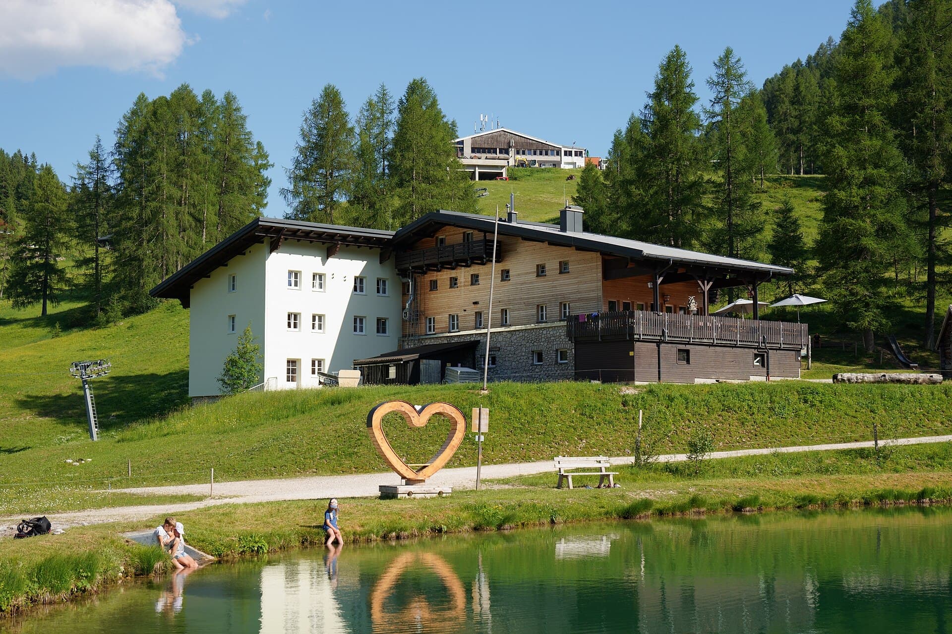 Linzer Haus / Wurzeralm (via Wikimedia Commons, CC BY 4.0)