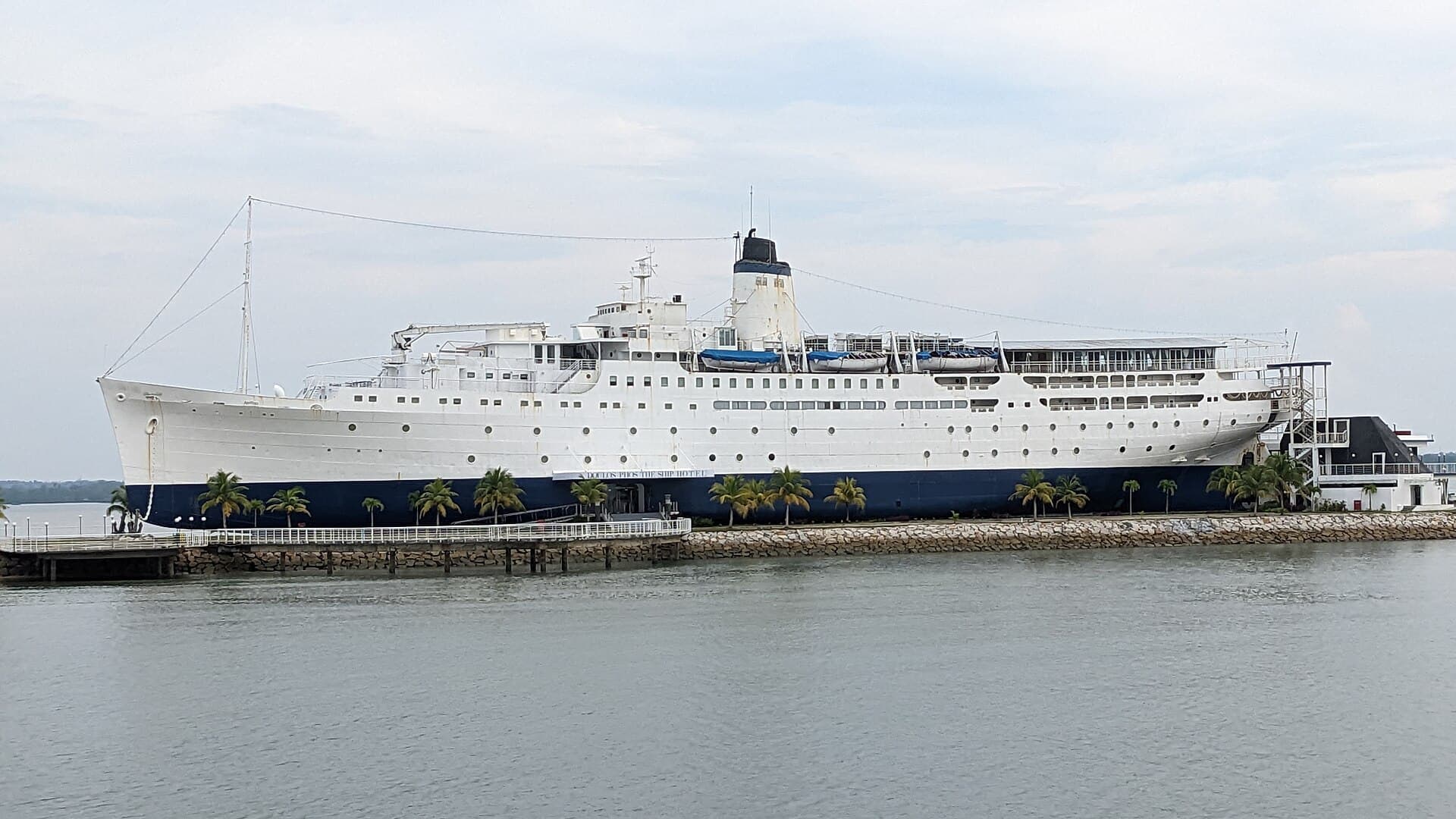 Doulos Phos The Ship Hotel (via Wikimedia Commons, CC BY-SA 4.0)