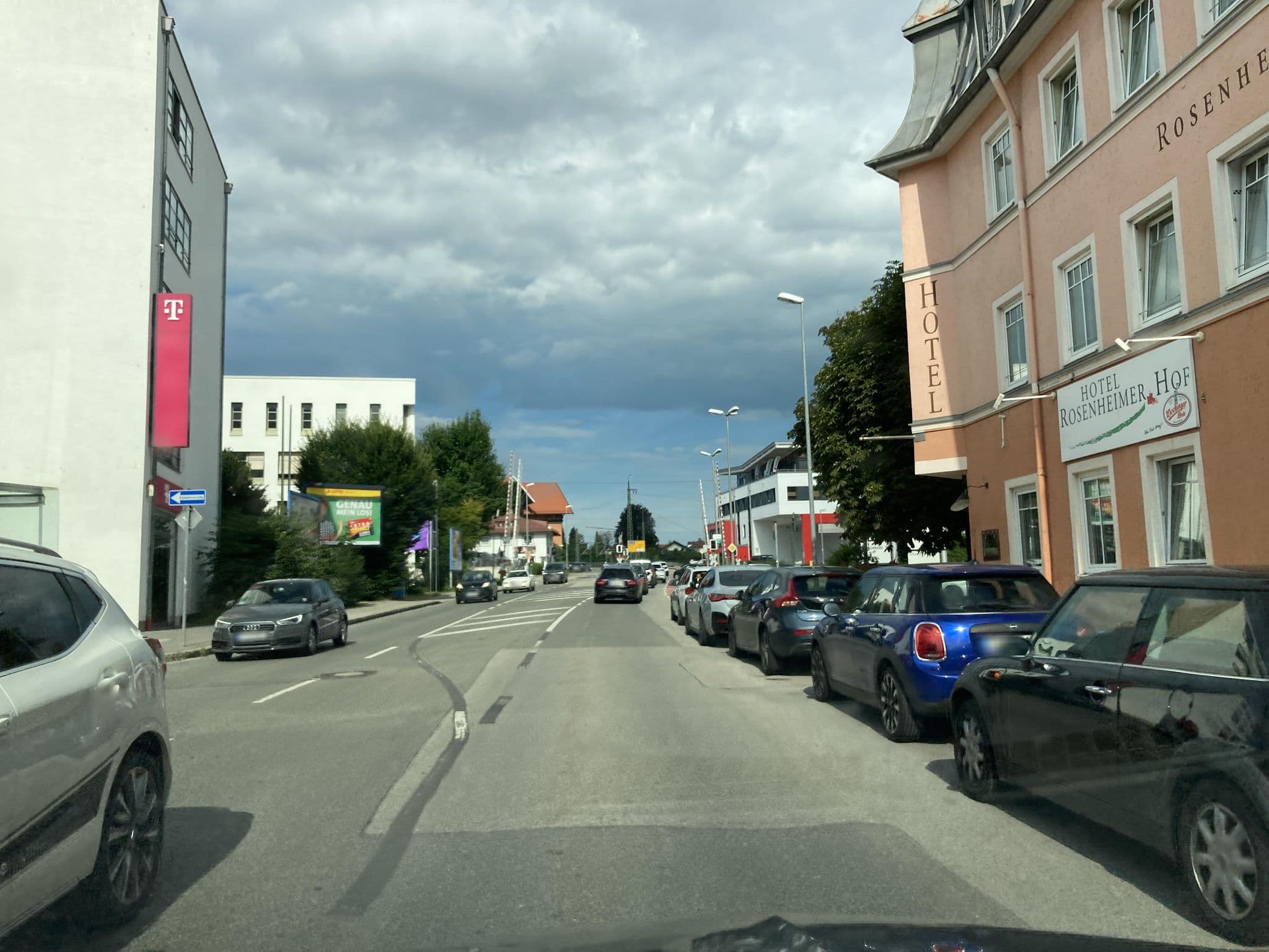 Street view near Hotel Rosenheimer Hof, Traunstein — © fod (CC BY-SA · Mapillary)