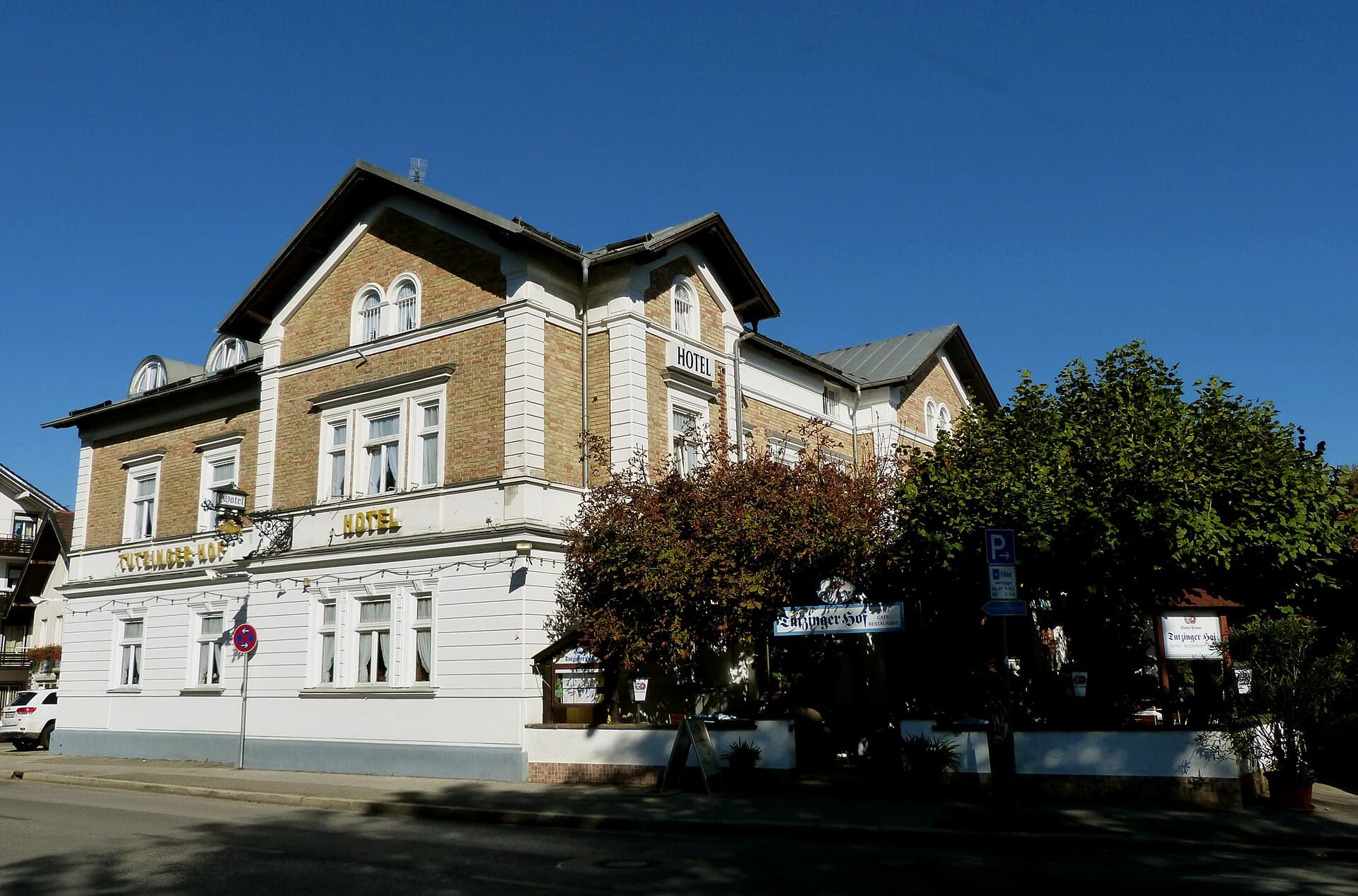 Tutzinger Hof (via Wikimedia Commons, CC BY-SA 4.0)