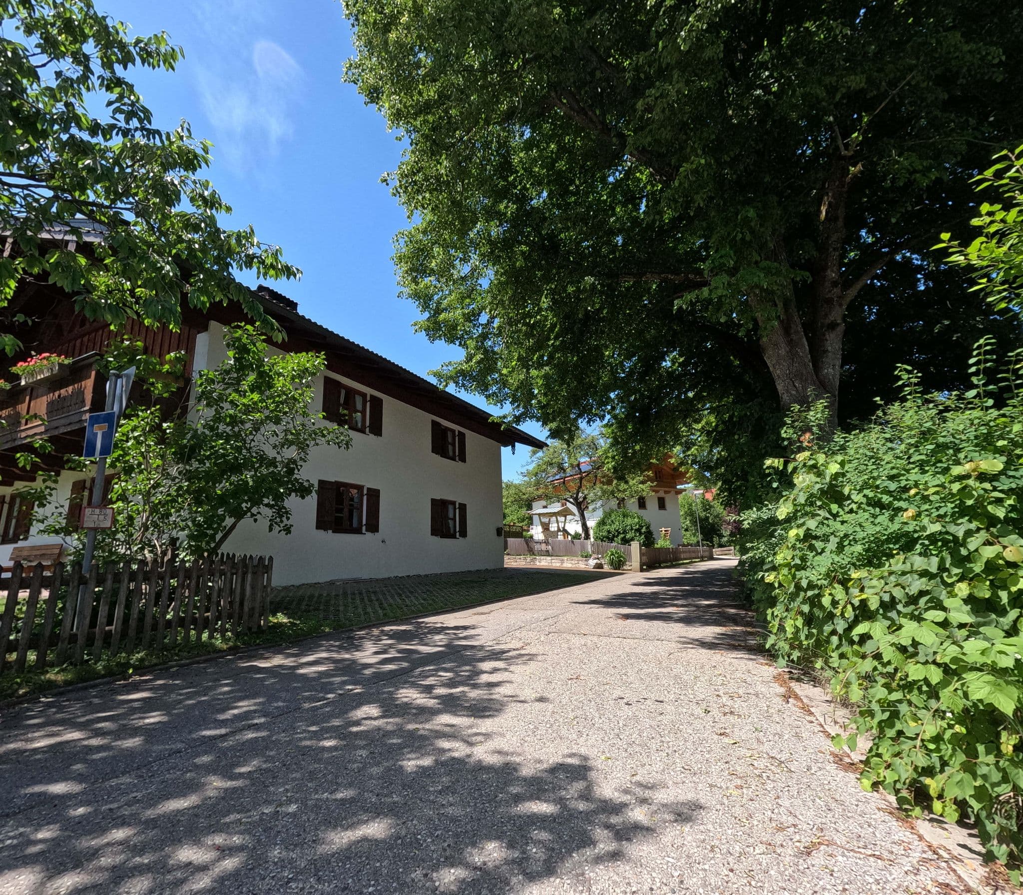 Street view near Ferienhaus Daxenberger, Bernau am Chiemsee — © natebus (CC BY-SA · Mapillary)