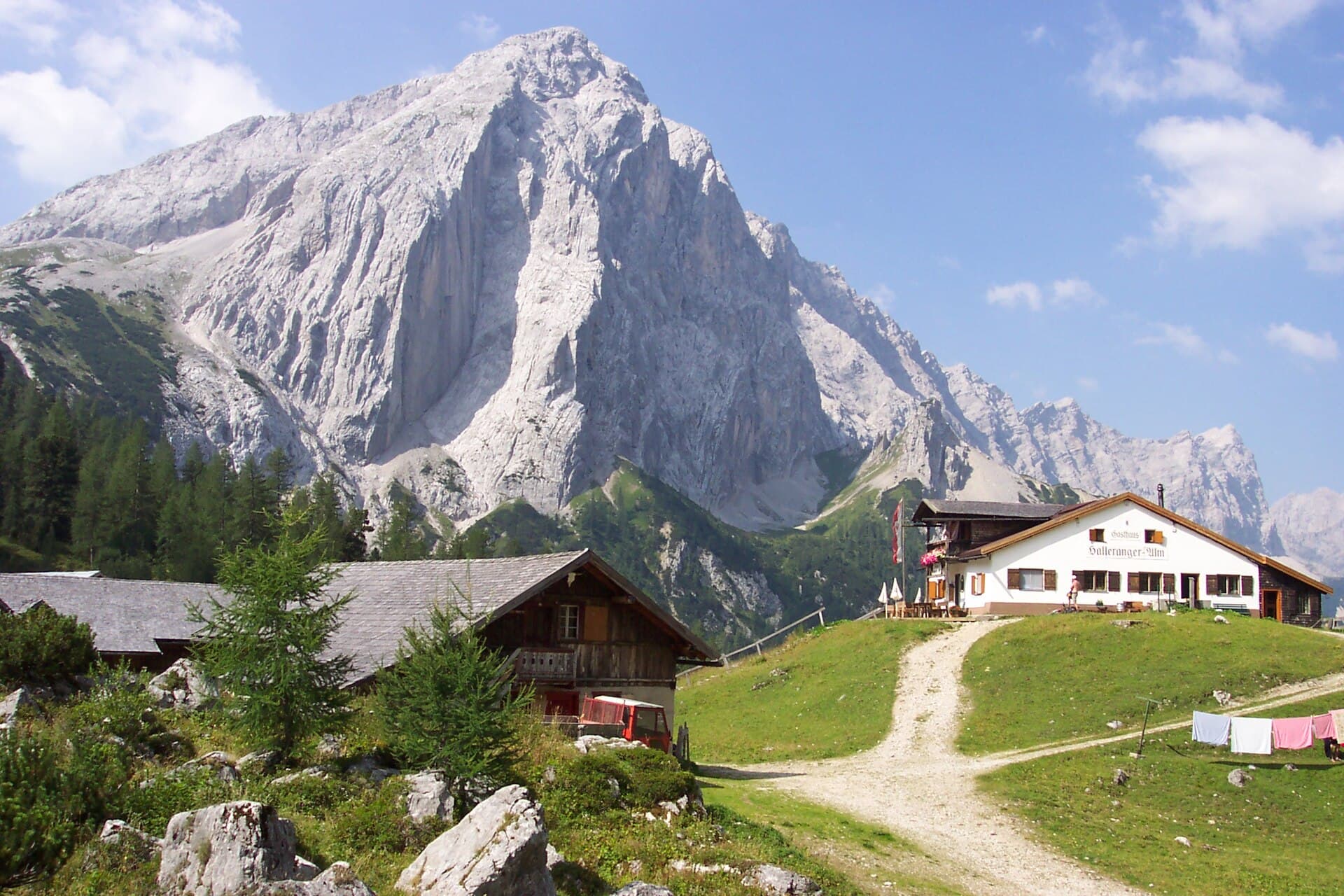 Hallerangeralm (via Wikimedia Commons, CC0)