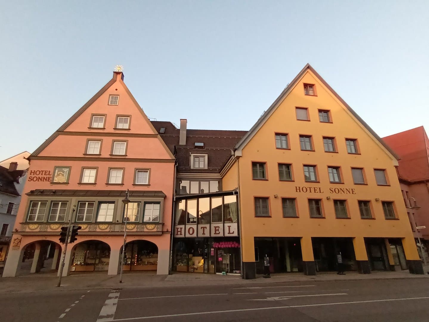 Hotel Sonne (via Wikimedia Commons, CC BY-SA 4.0)