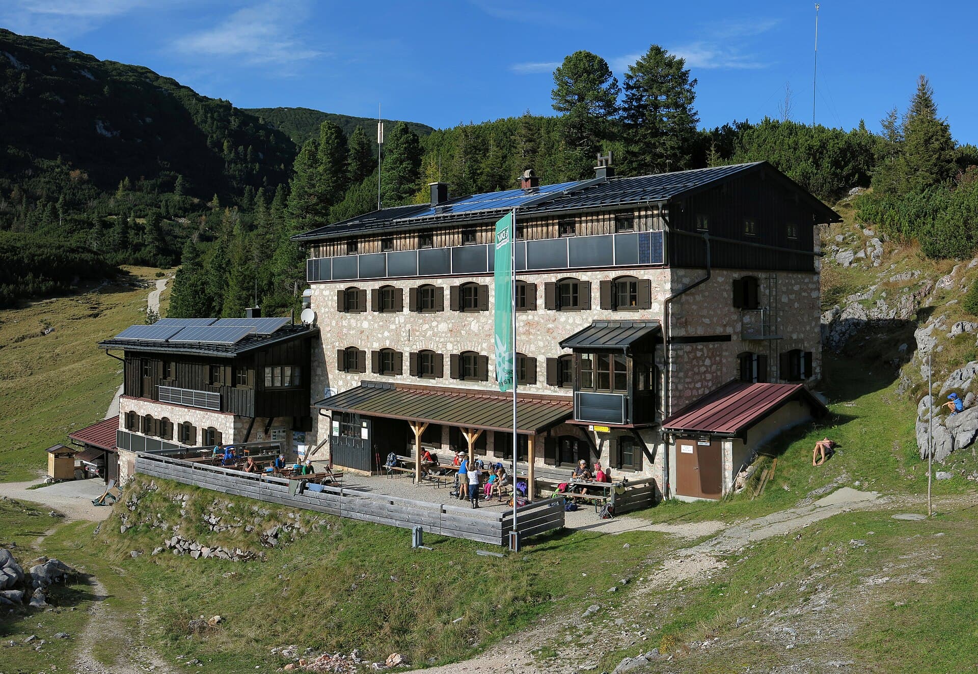 Neue Traunsteiner Hütte (via Wikimedia Commons, CC BY-SA 4.0)
