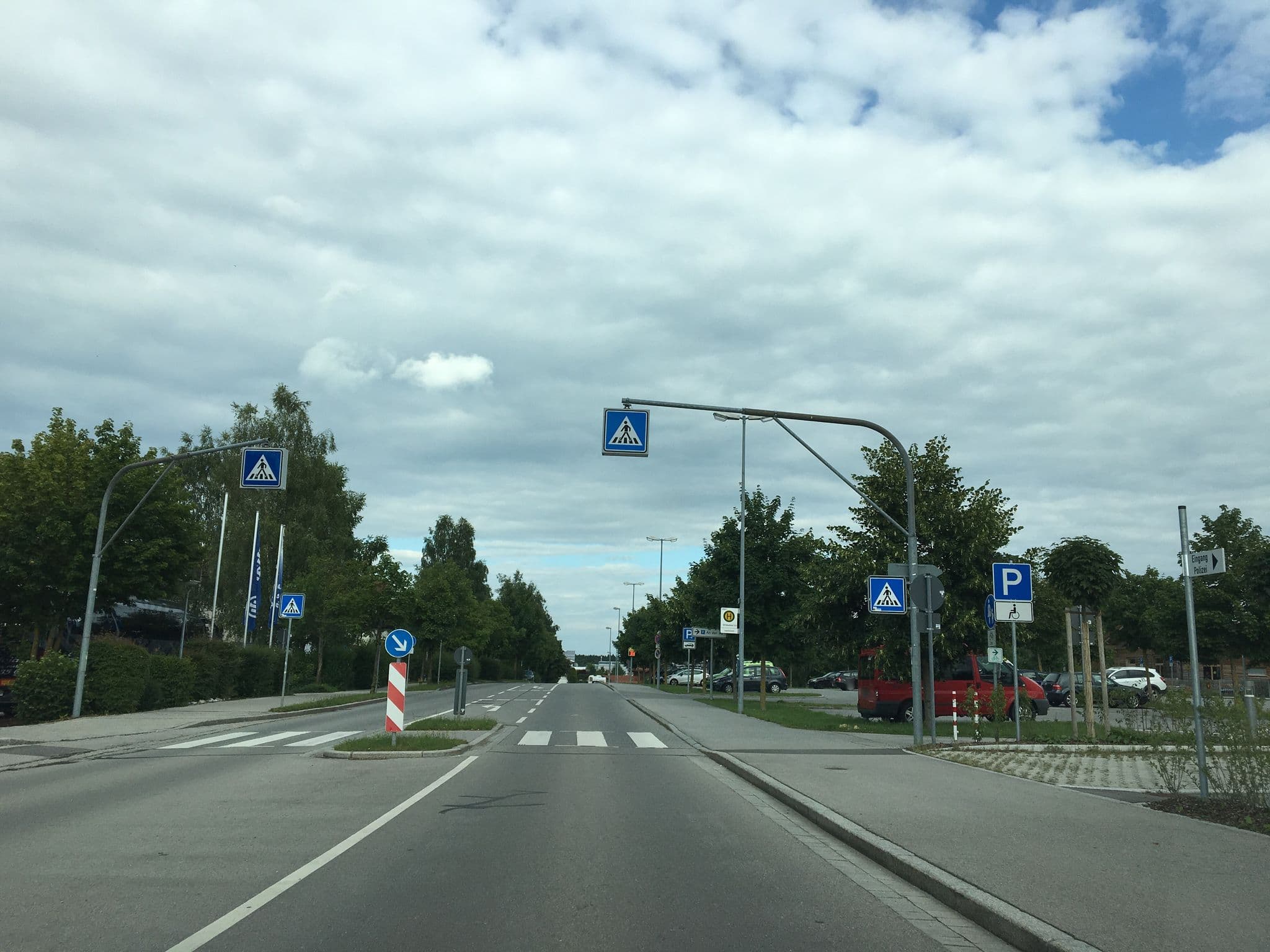 Street view near Hotel Konrad Pötzel Holzkirchen, Holzkirchen — © chuck (CC BY-SA · Mapillary)