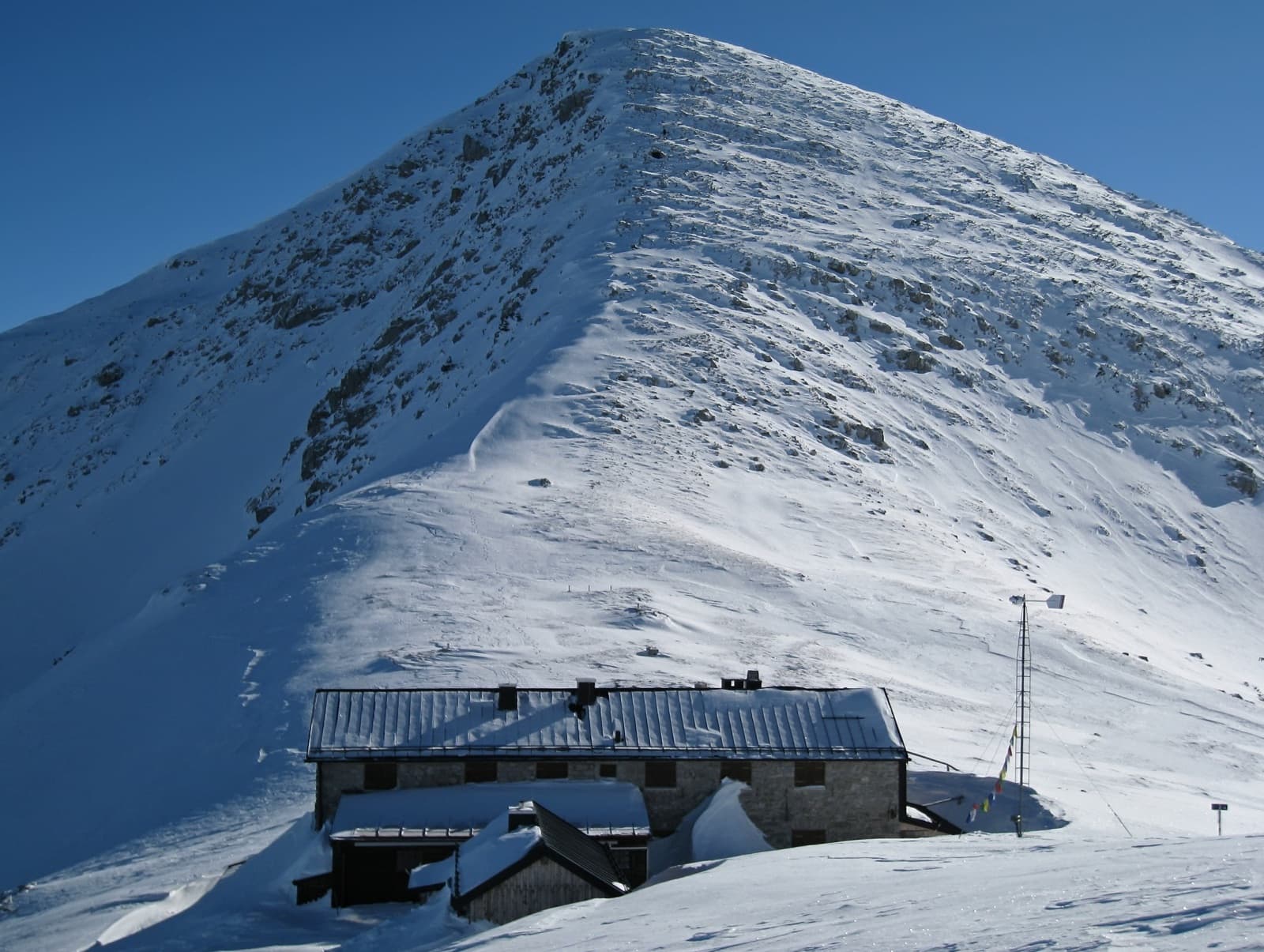 Weilheimer Hütte (via Wikimedia Commons, GFDL)