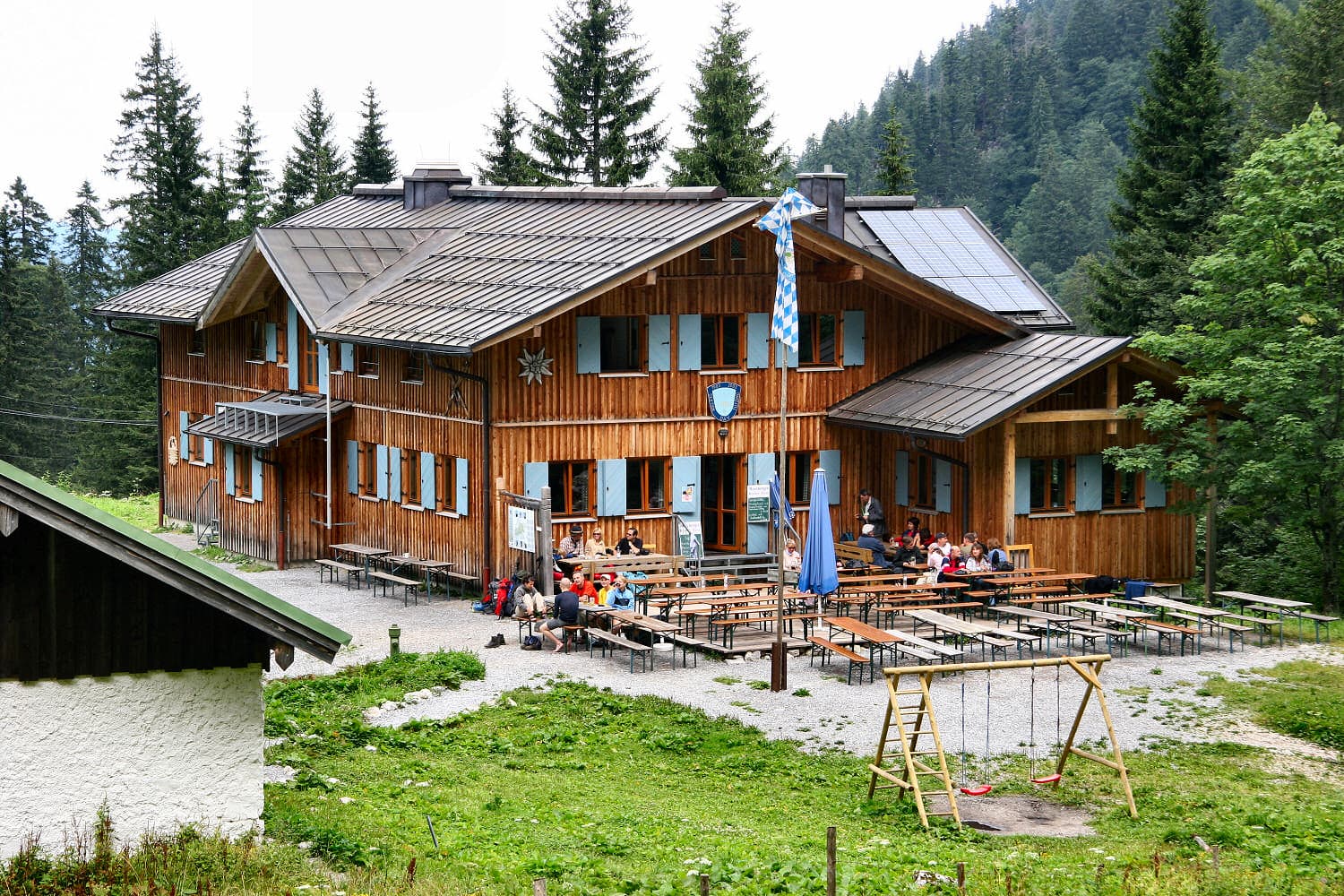Tutzinger Hütte (via Wikimedia Commons, CC BY-SA 3.0)