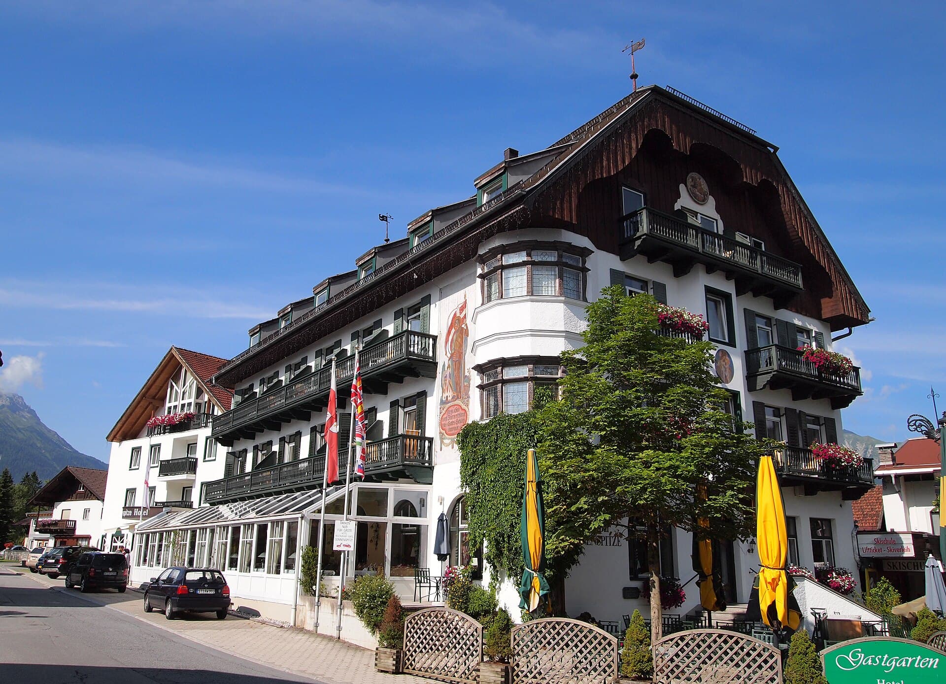 Hotel Sonnenspitze (via Wikimedia Commons, CC BY-SA 4.0)