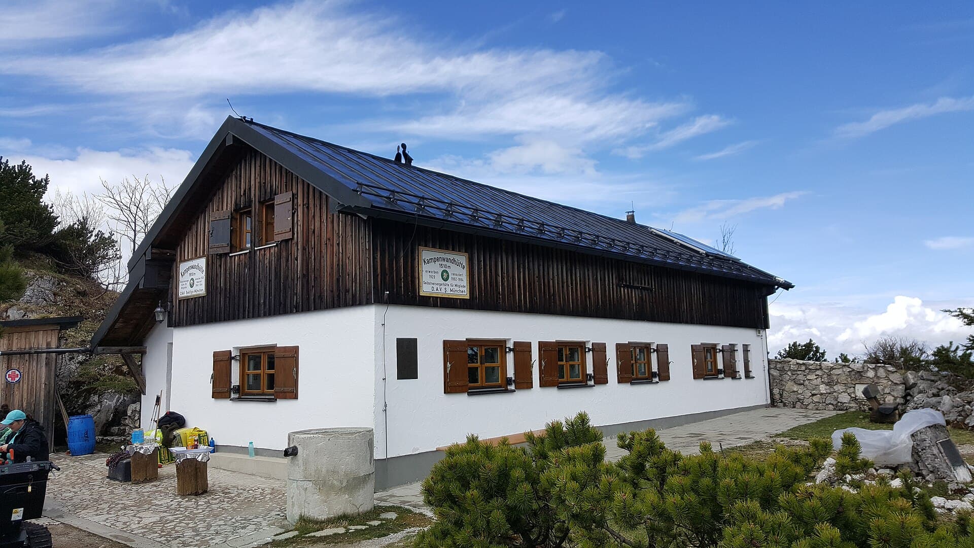 Kampenwandhütte (via Wikimedia Commons, Public domain)