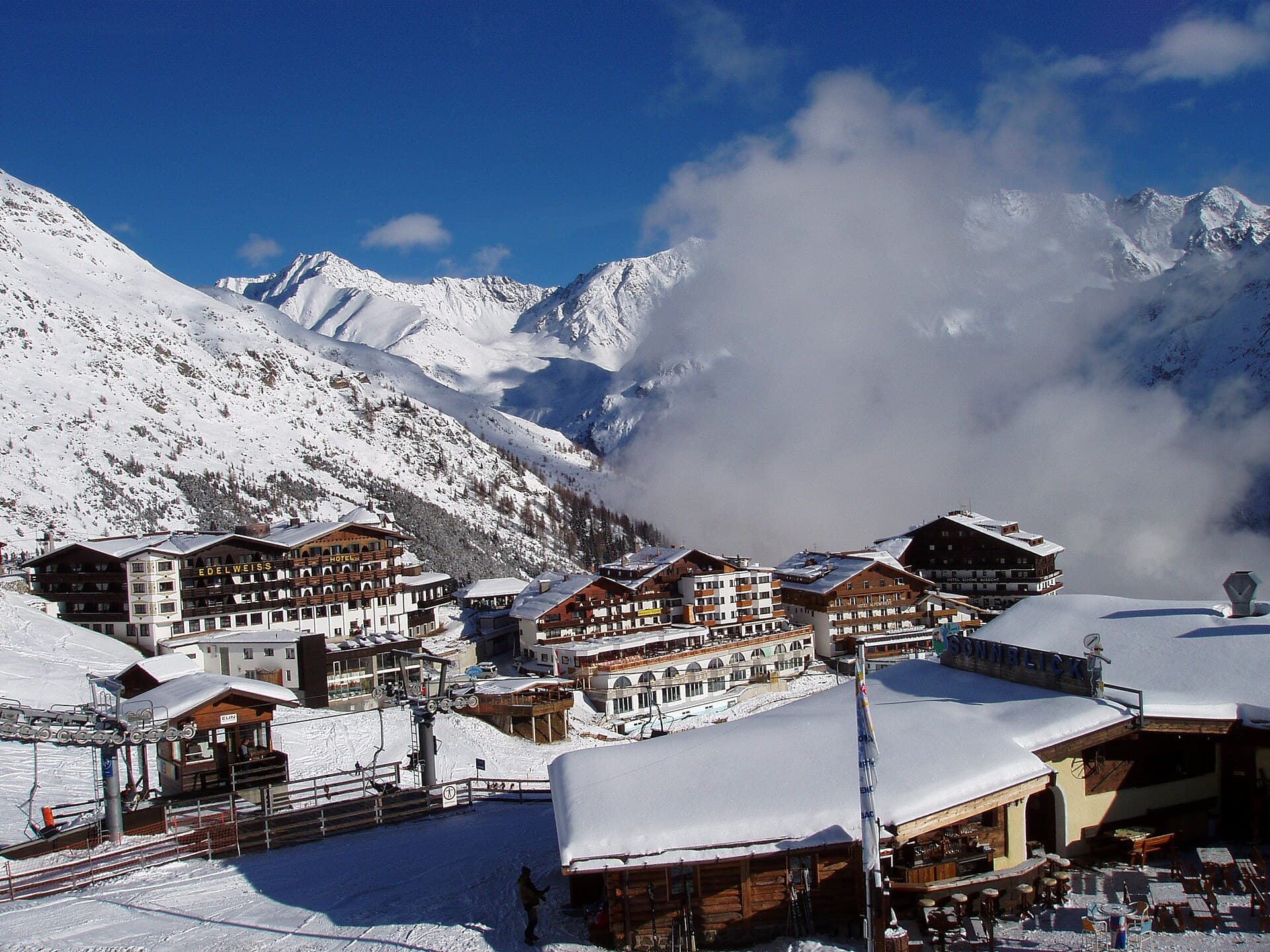 Hotel Hochsölden (via Wikimedia Commons, CC BY-SA 2.0 de)