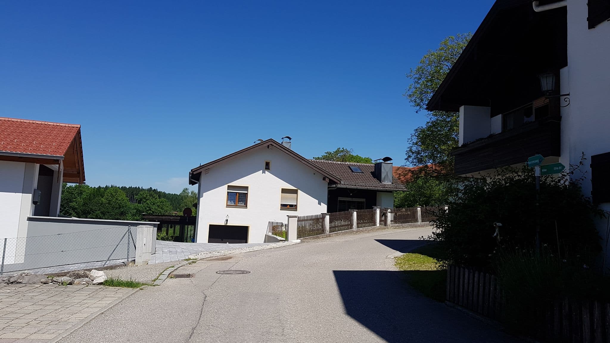 Street view near Zum alten Ziehbrunnen, Bad Endorf — © prelim (CC BY-SA · Mapillary)