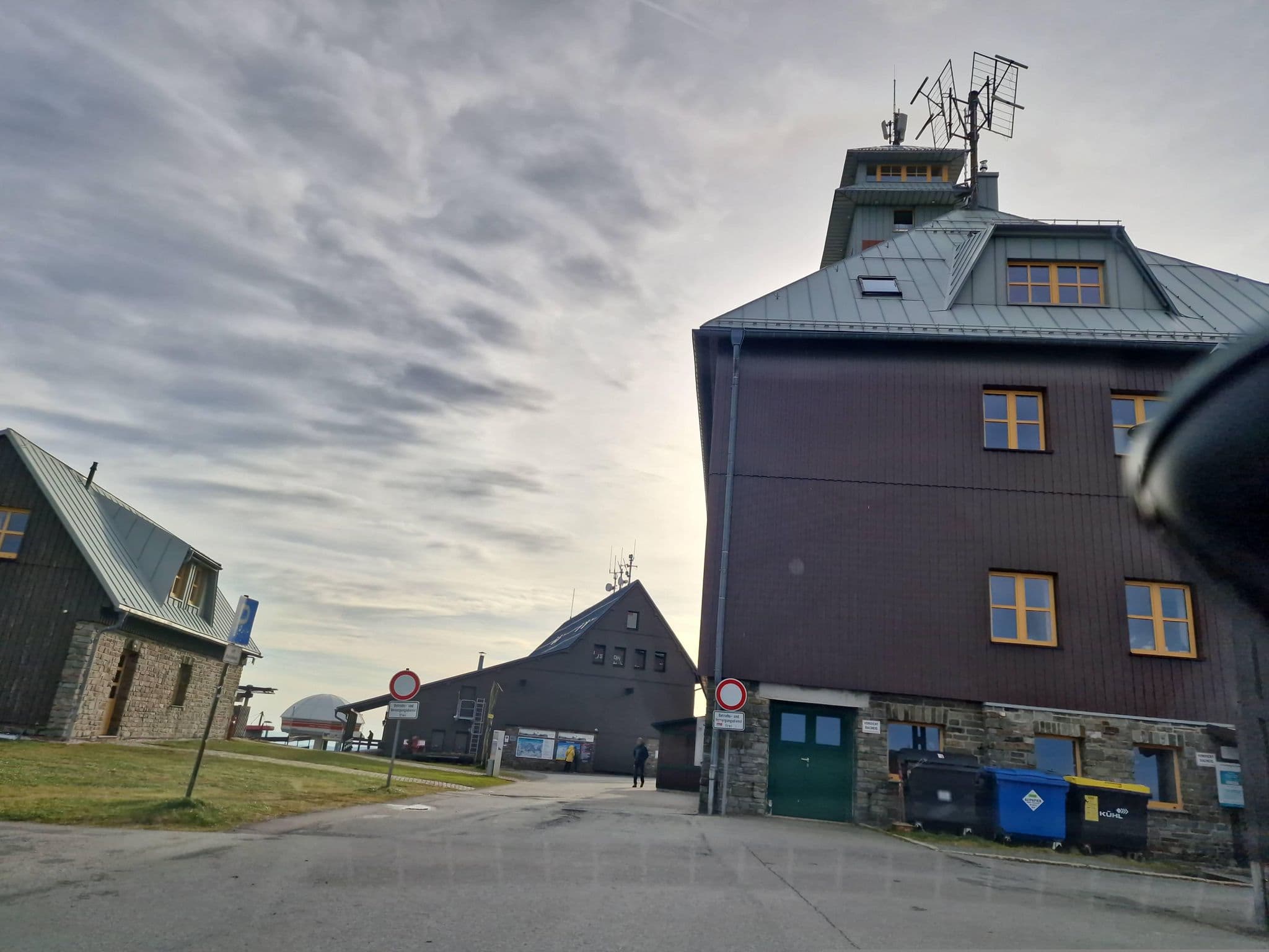 Street view near Hotel Fichtelberghaus, Kurort Oberwiesenthal — © canislupus (CC BY-SA · Mapillary)