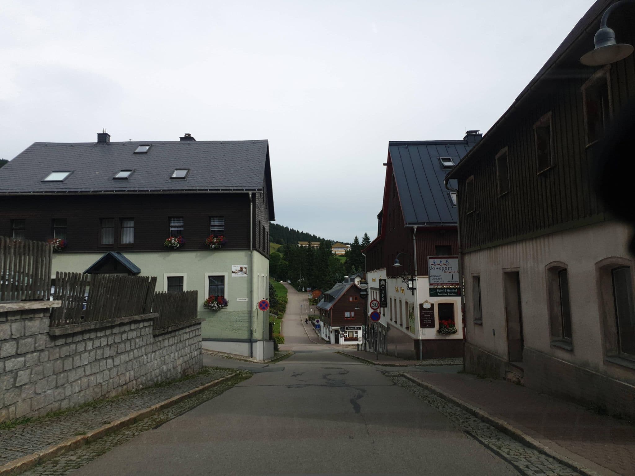 Street view near Fichtelberger Blick, Kurort Oberwiesenthal — © canislupus (CC BY-SA · Mapillary)