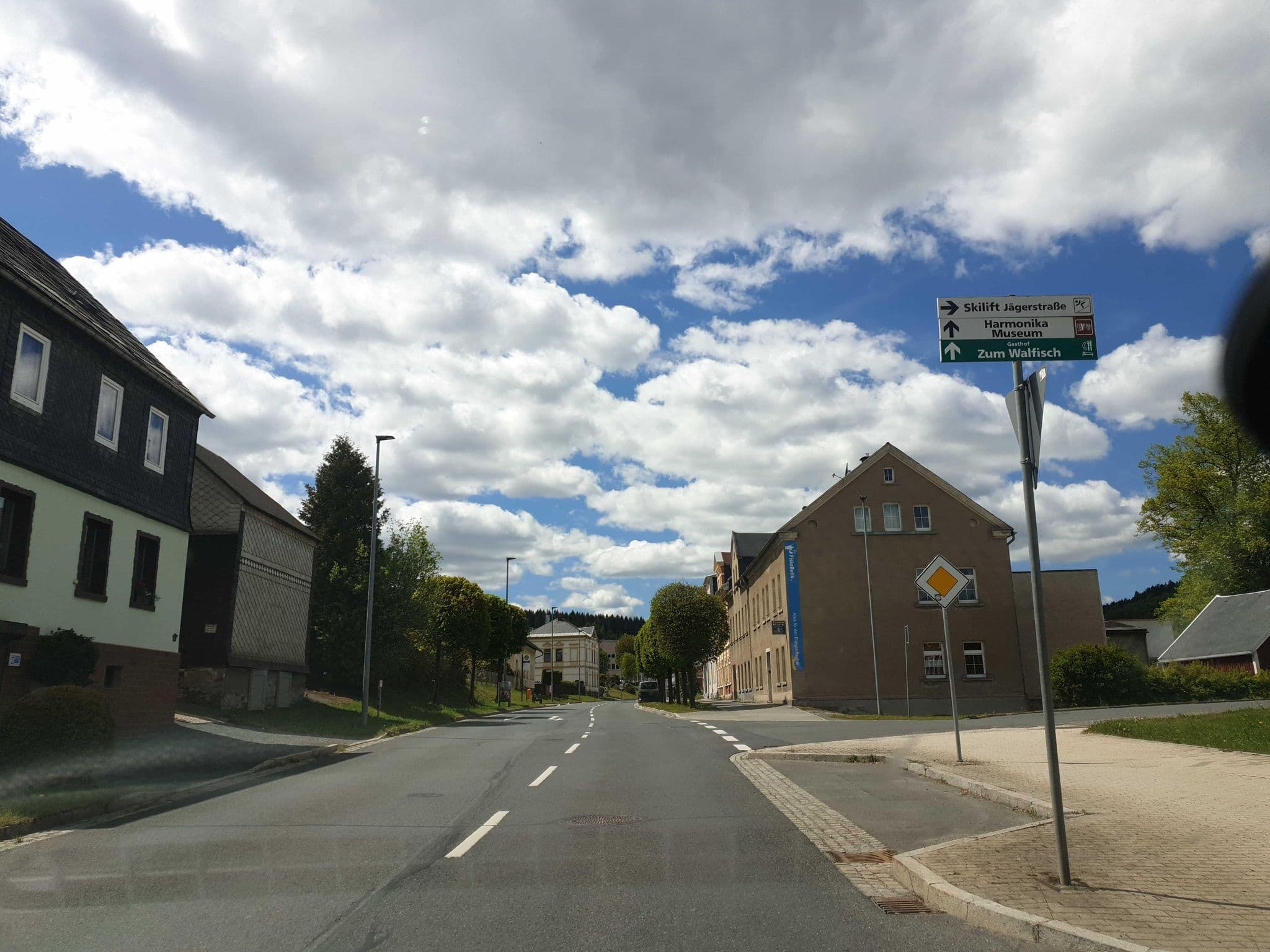 Street view near Hotel Zum Döhlerwald, Klingenthal — © canislupus (CC BY-SA · Mapillary)