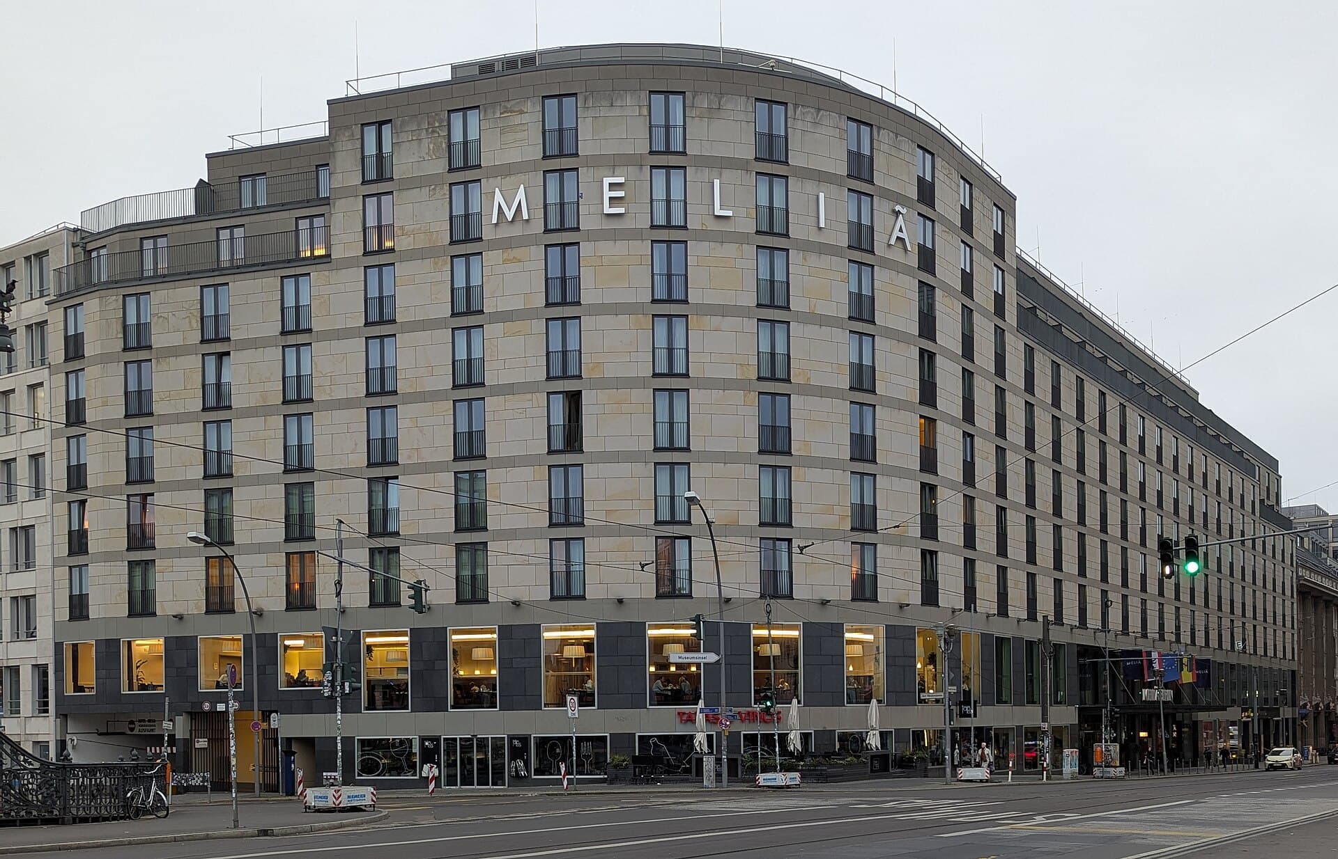 Meliá Berlin (via Wikimedia Commons, CC BY-SA 4.0)