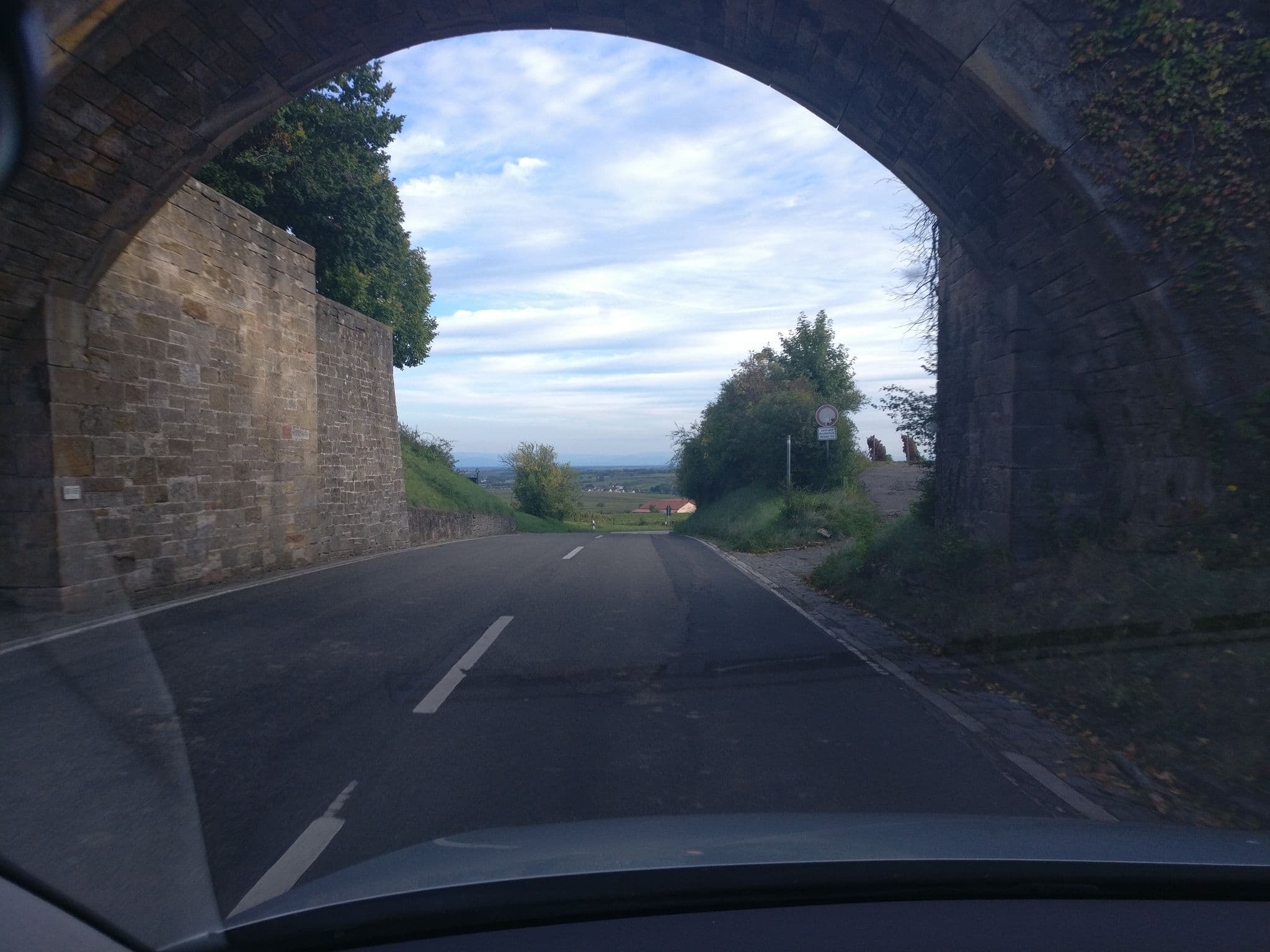 Street view near Hotel Leinsweiler Hof, Ilbesheim — © dnaiel (CC BY-SA · Mapillary)