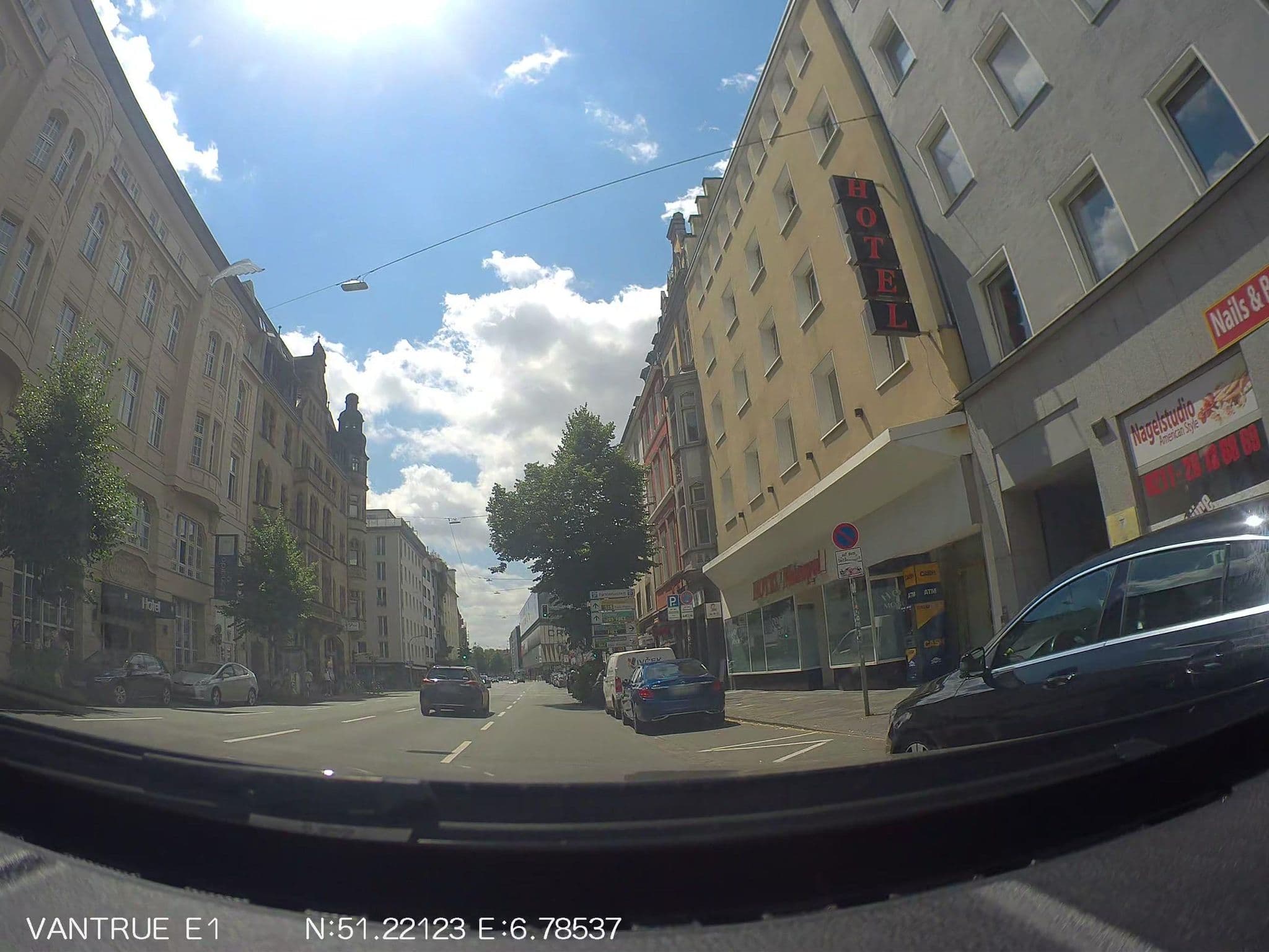 Street view near Hotel Lindenhof, Düsseldorf — © hiwi234 (CC BY-SA · Mapillary)
