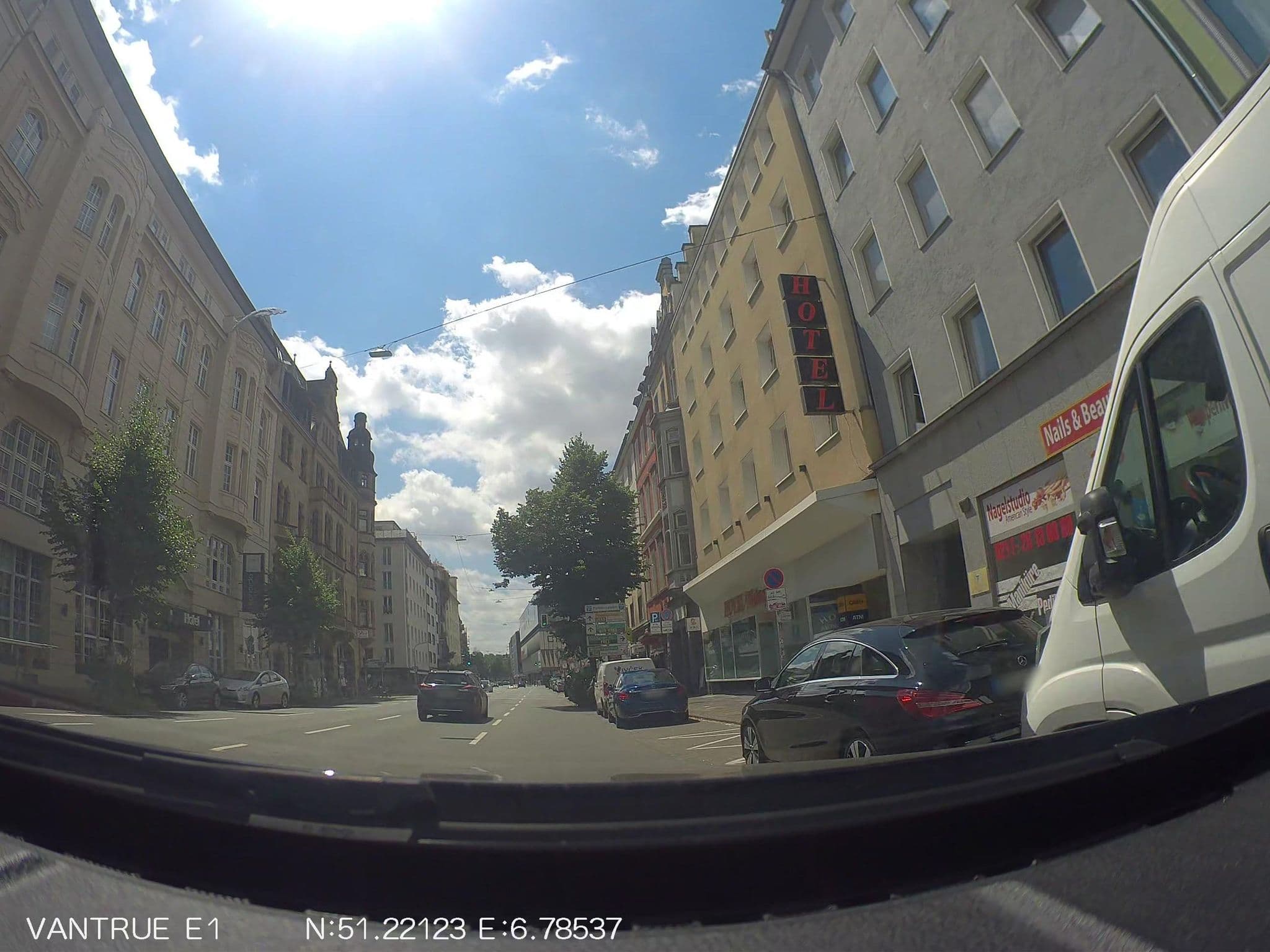 Street view near Hotel Monopol, Düsseldorf — © hiwi234 (CC BY-SA · Mapillary)