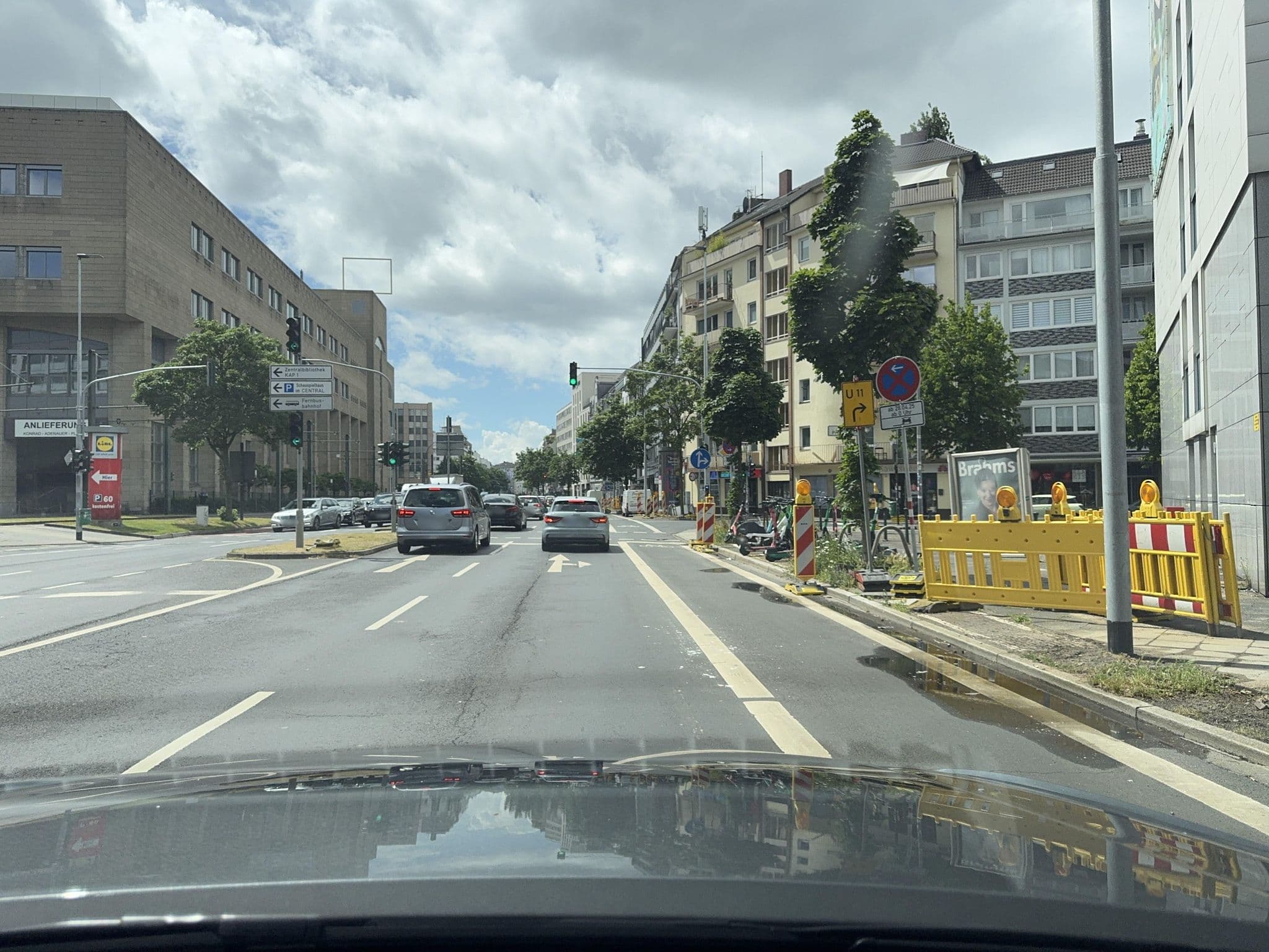 Street view near Hotel Asahi, Düsseldorf — © endradon (CC BY-SA · Mapillary)