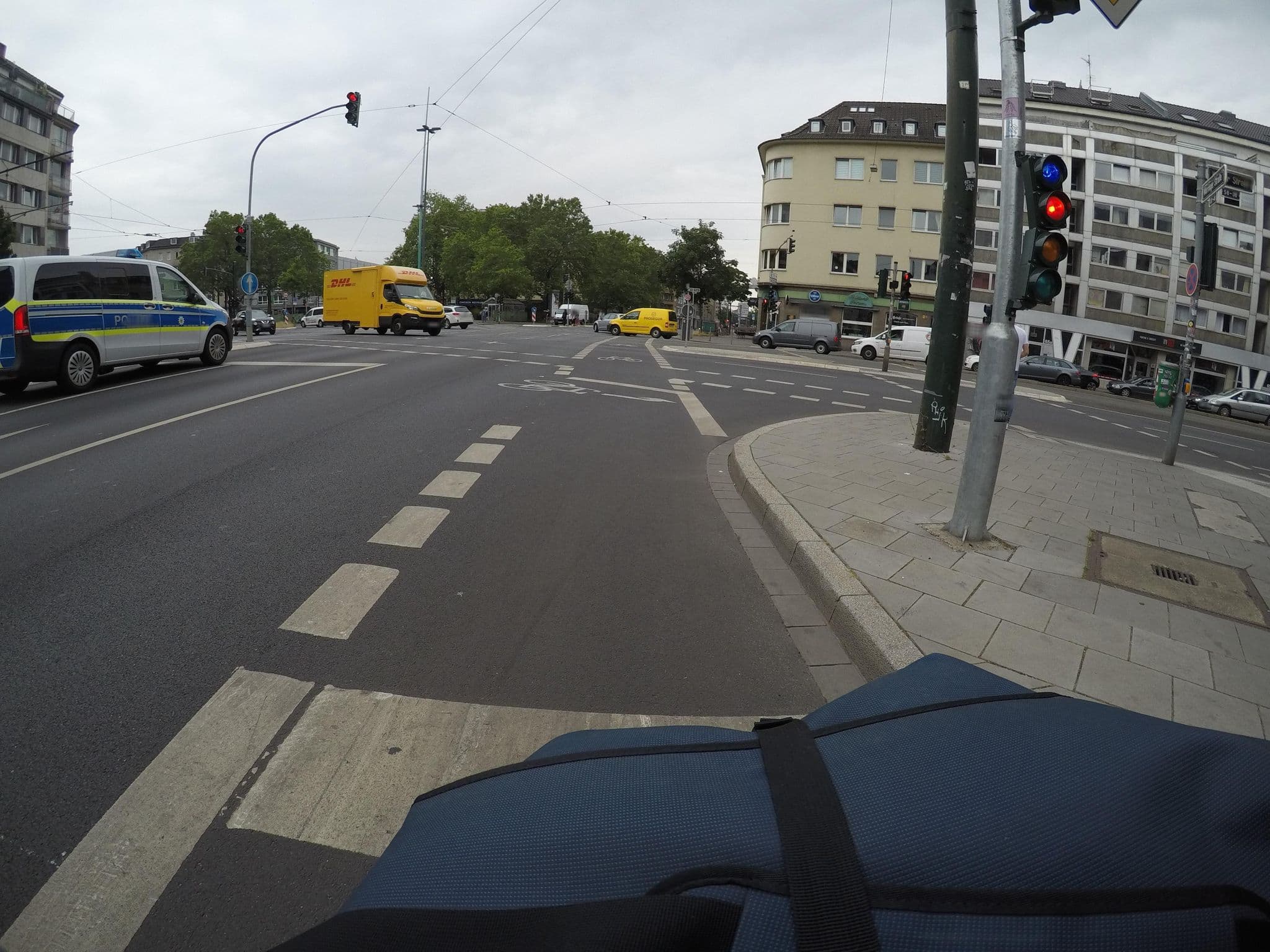 Street view near Hotel Friends, Düsseldorf — © mfa (CC BY-SA · Mapillary)